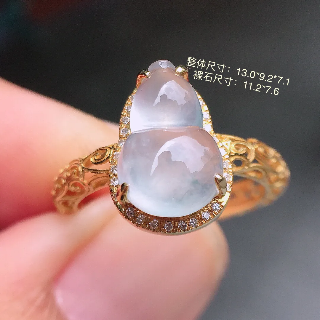 冰种葫芦戒指，玉质细腻，荧光感超
强，饱满圆润，气质满满。18k
金豪华镶嵌