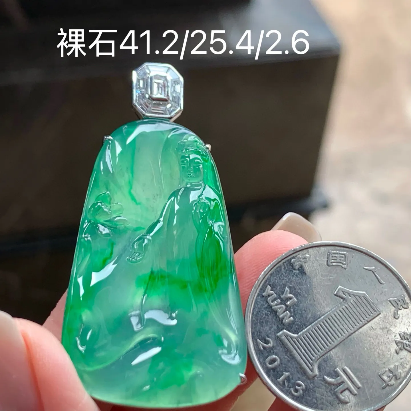 冰种带色自在观音
种老 真金镶嵌
