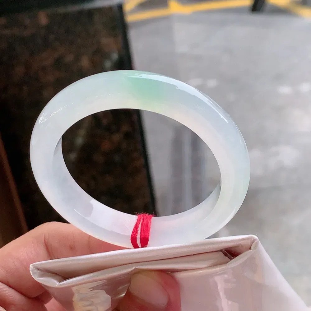 正圈冰玻阳绿 无瑕 尺寸:52.8/11.5/8.7 种水好 起荧光