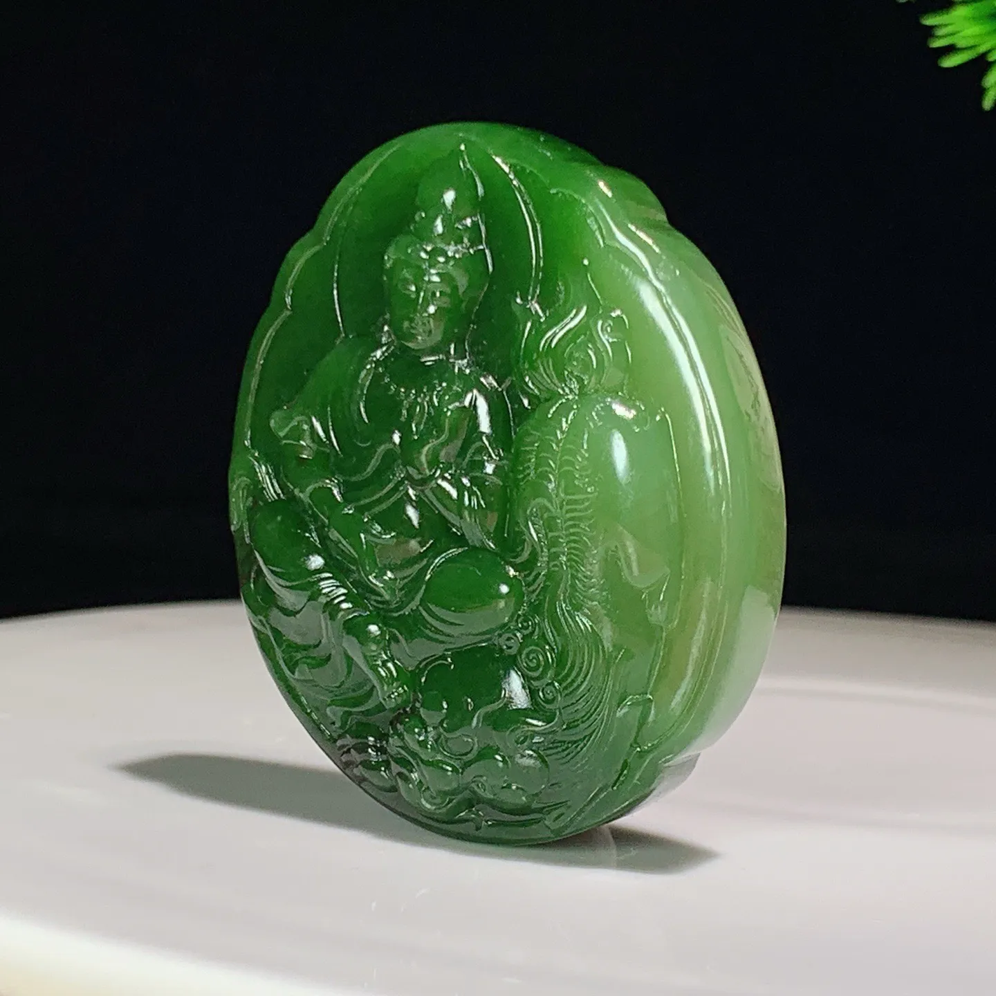 和田玉菠菜绿俄罗斯碧玉文殊菩萨牌子挂件 尺寸53/44/11.5重51.3克，玉质细腻油润 底色纯净