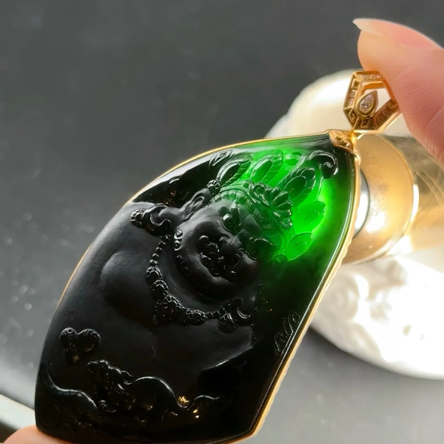 精品18k墨翠黄财神 种好色正 黑度极好 打灯通透 油性十足 尺寸71.3