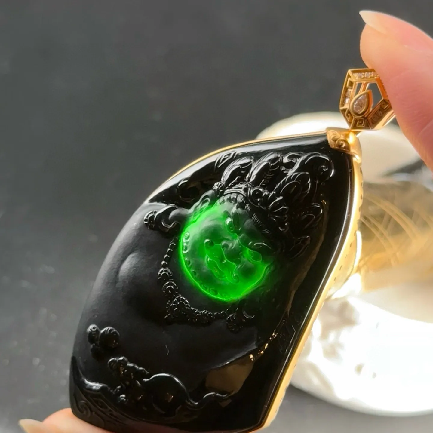 精品18k墨翠黄财神 种好色正 黑度极好 打灯通透 油性十足 尺寸71.3