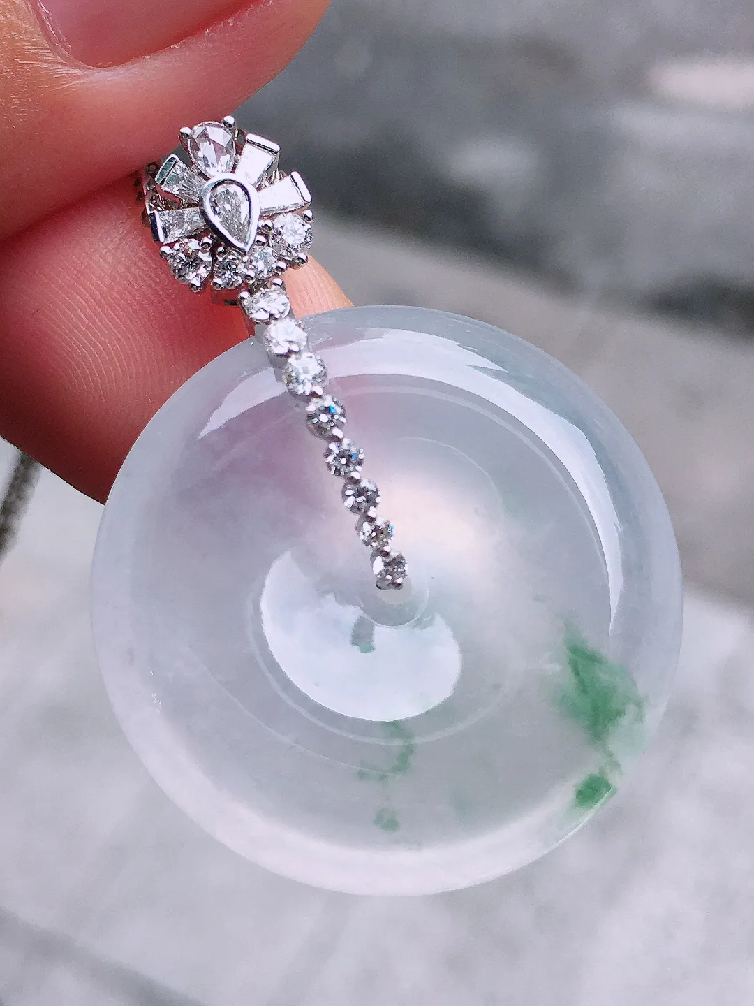 冰飘花平安扣吊坠，色泽艳丽，玉质细腻，荧光感超
强，饱满圆润，气质满满。18k
金豪华镶嵌
