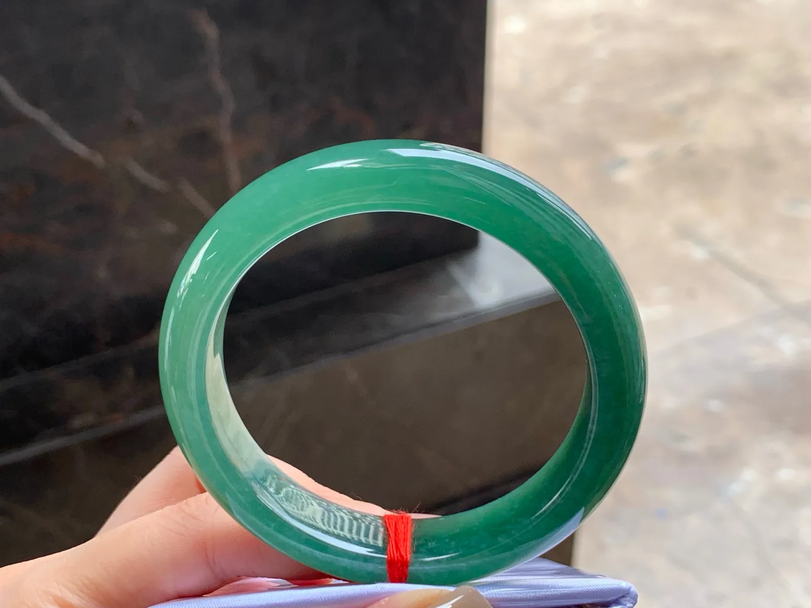 油绿手镯
颜色漂亮 55.5/12.5/8.5mm