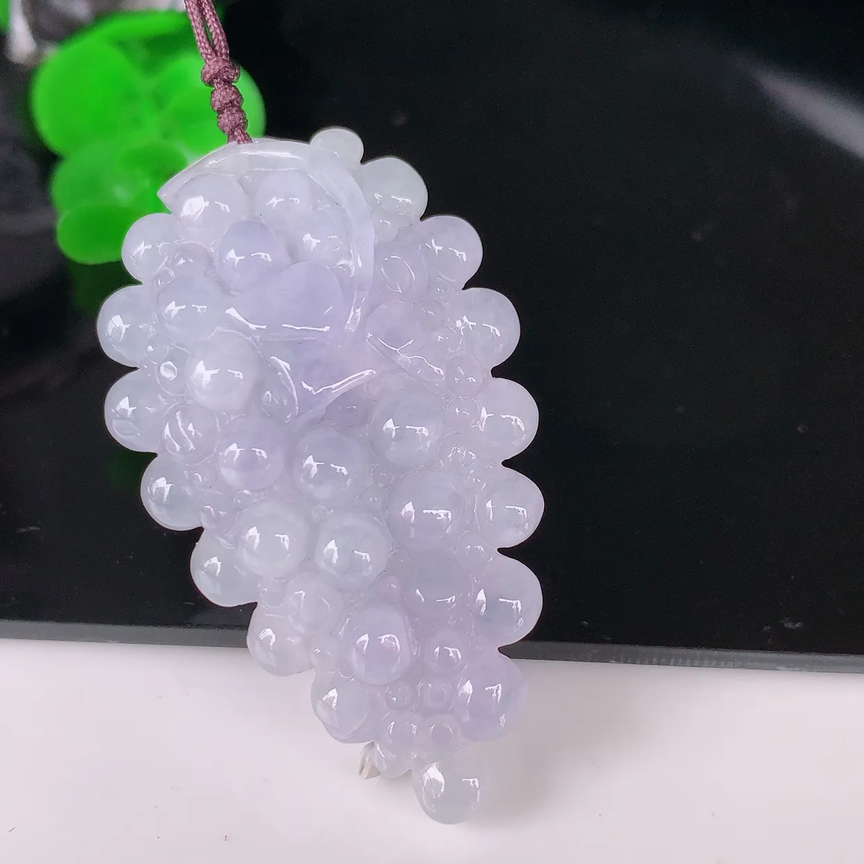 自然光实拍，冰润紫罗兰翡翠多子多福葡萄吊坠，种老水足，雕工精湛 ，寓意美好，佩戴时尚出众！#41.10