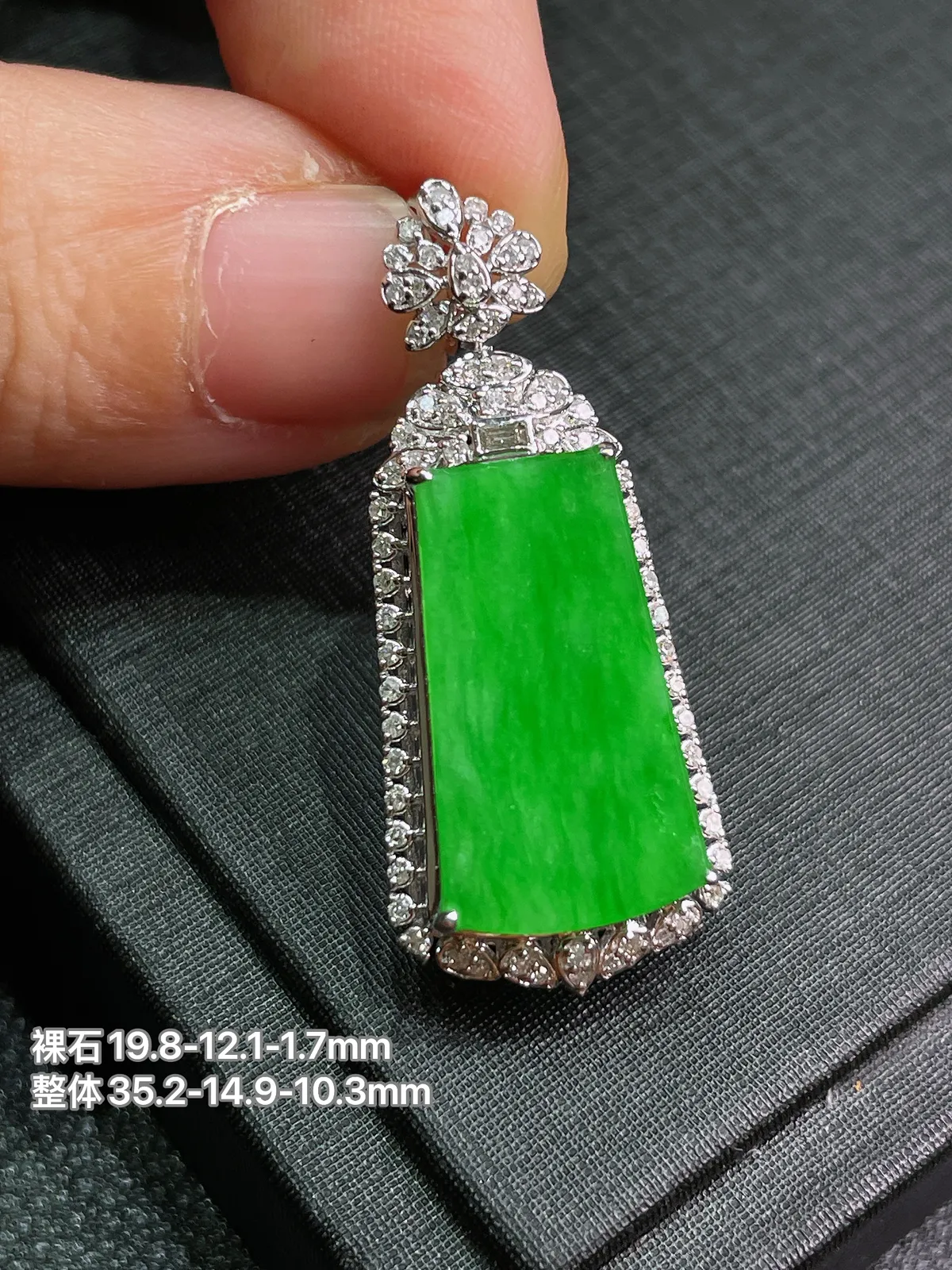 天然缅甸a货翡翠18k金镶嵌
满绿无事牌c48