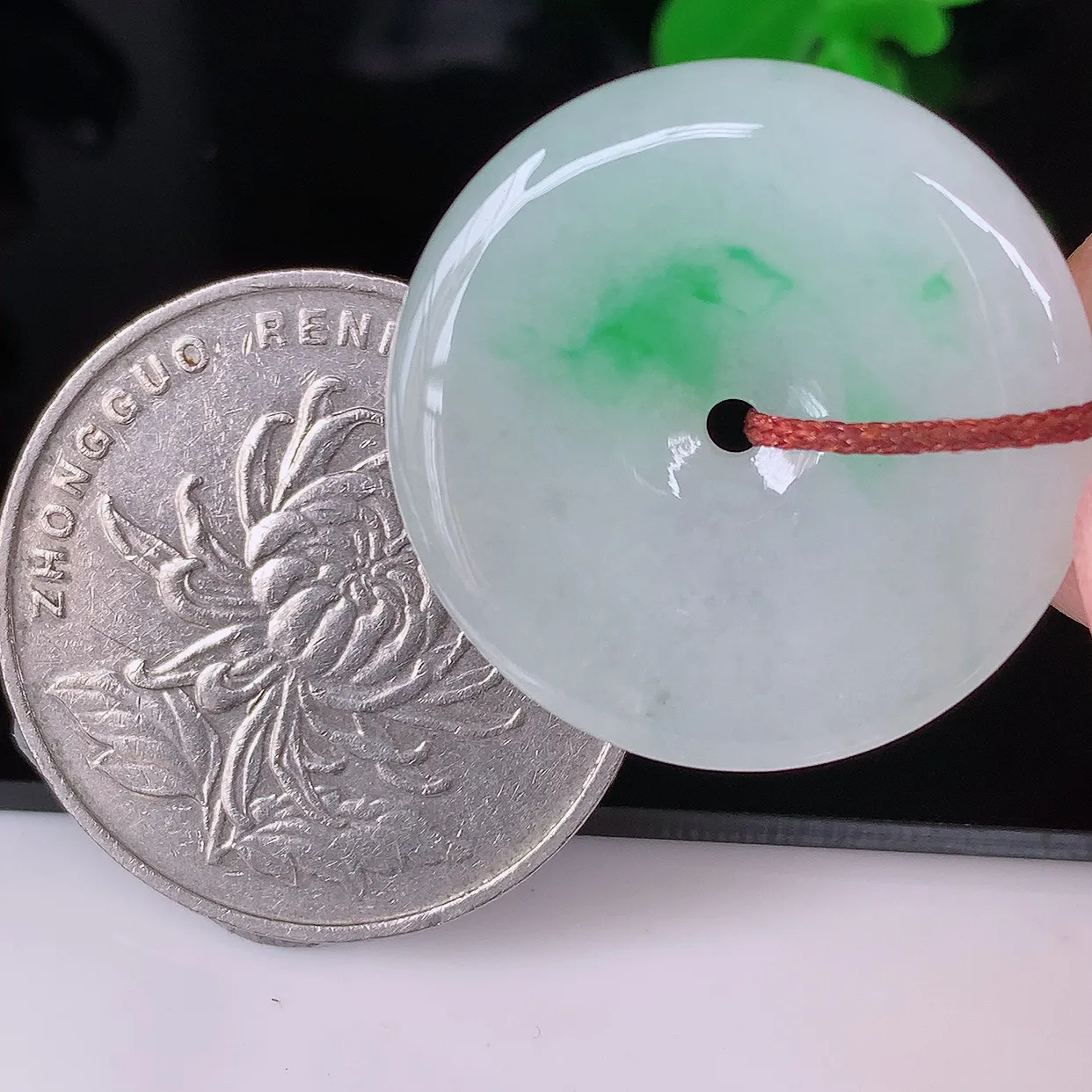 自然光实拍，冰润飘绿平安扣翡翠吊坠，种老水足，雕工精湛 ，寓意美好，佩戴时尚出众！#41.10