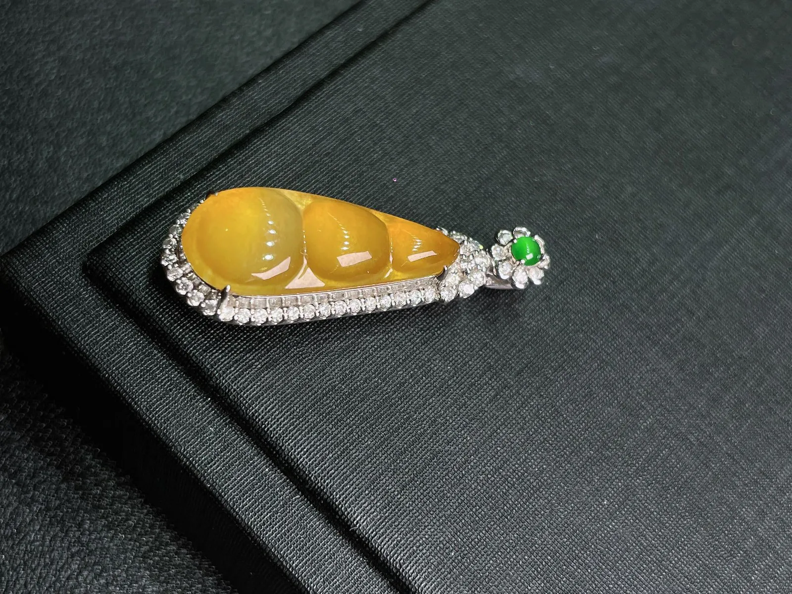 天然缅甸a货翡翠18k金镶嵌
黄翡福豆吊坠s58