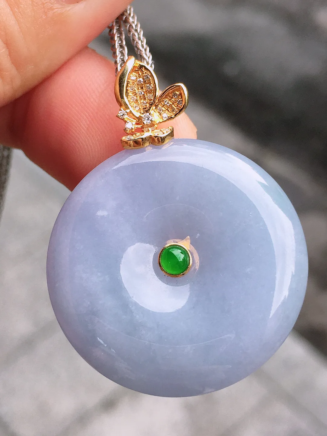 紫罗兰平安扣吊坠，色泽均匀艳丽，玉质细腻，荧光感超
强，饱满圆润，气质满满。18k
金豪华镶嵌