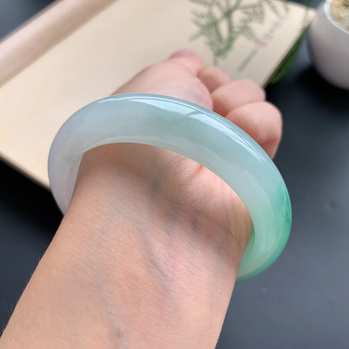 飘绿正圈手镯 尺寸：53.3-12.8-8.8，无纹裂，水润起胶，色辣靓丽，绿意盎然
