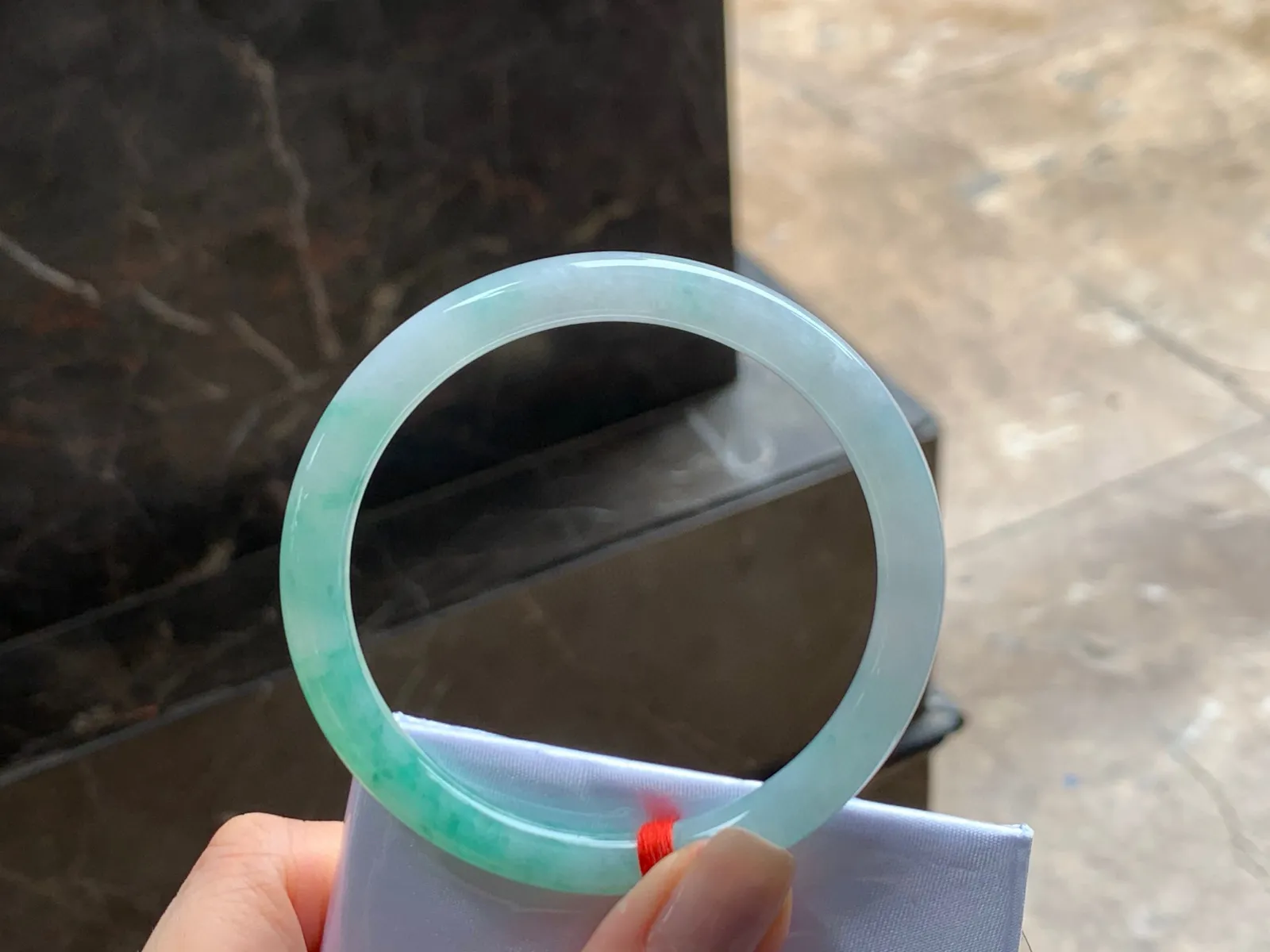 飘花细圆条手镯
水润清爽 55.4/7mm