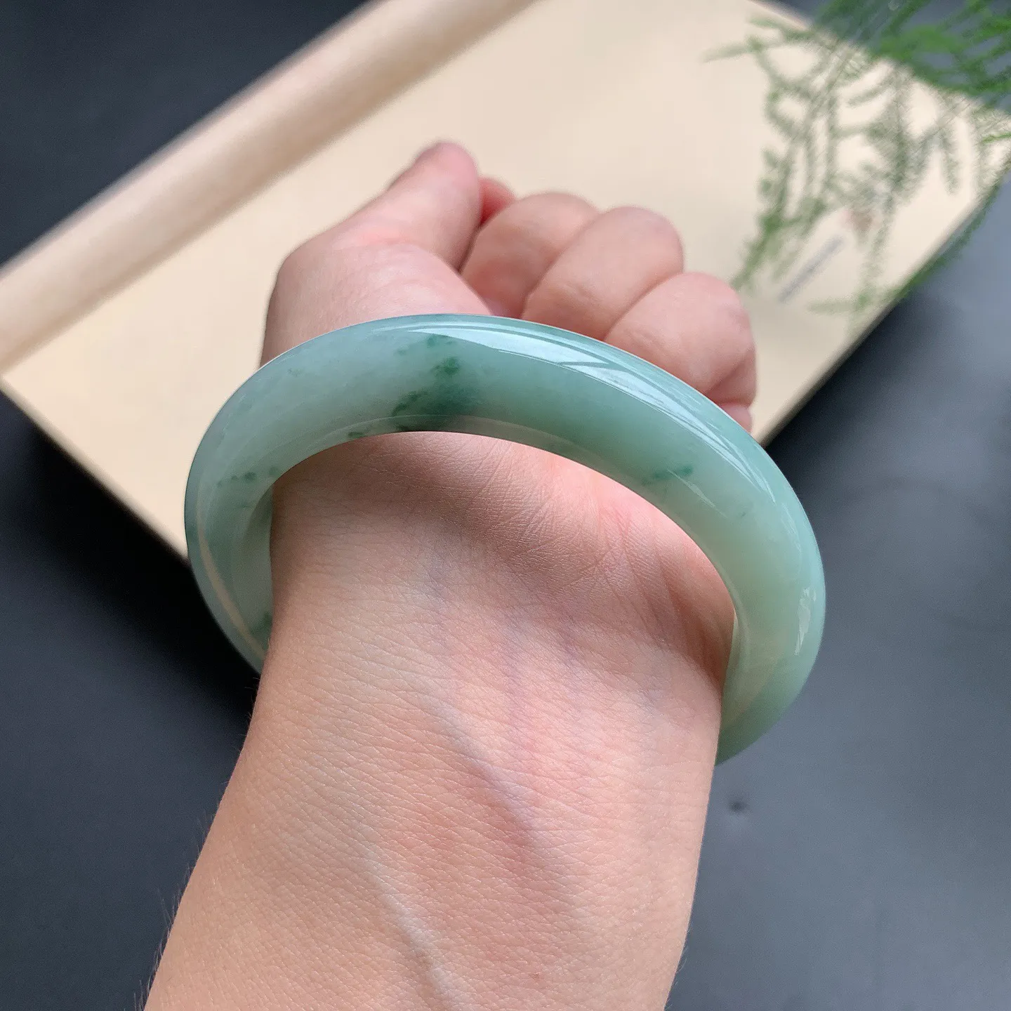 飘花正圈手镯 尺寸：55.5-12.2-8，无纹裂，细腻光滑，花色浓郁，