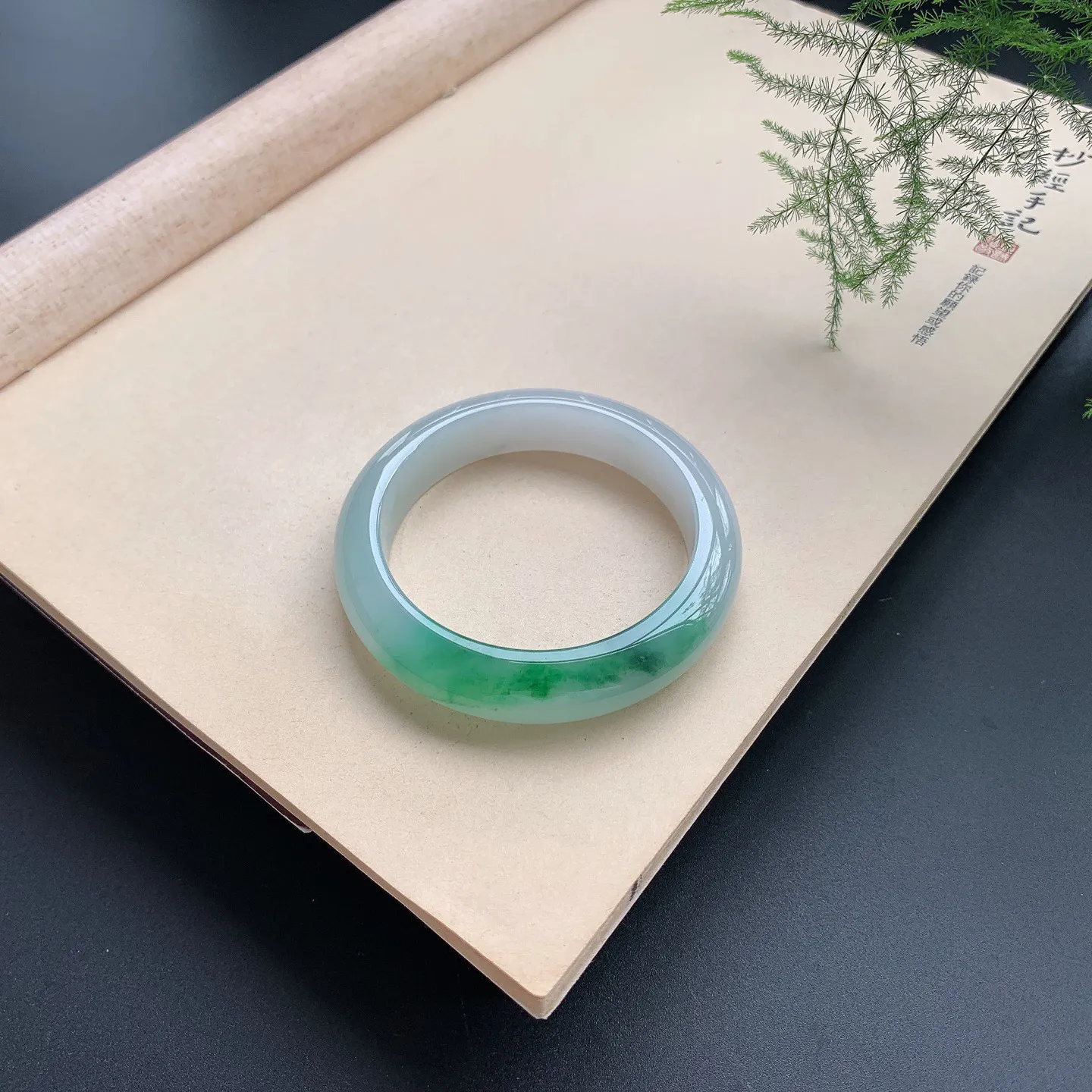 飘绿正圈手镯 尺寸：53.3-12.8-8.8，无纹裂，水润起胶，色辣靓丽，绿意盎然