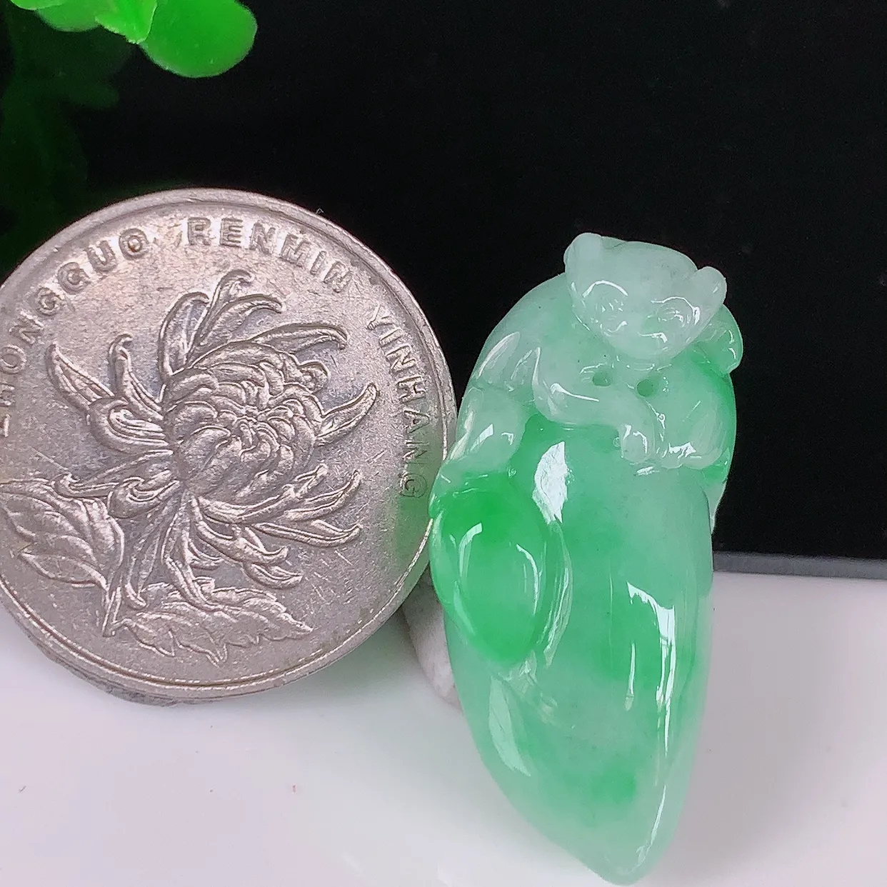 自然光实拍，冰润飘绿灵猴献瑞、福瓜翡翠吊坠，种老水足，雕工精湛 ，寓意美好，佩戴时尚出众！#05.10