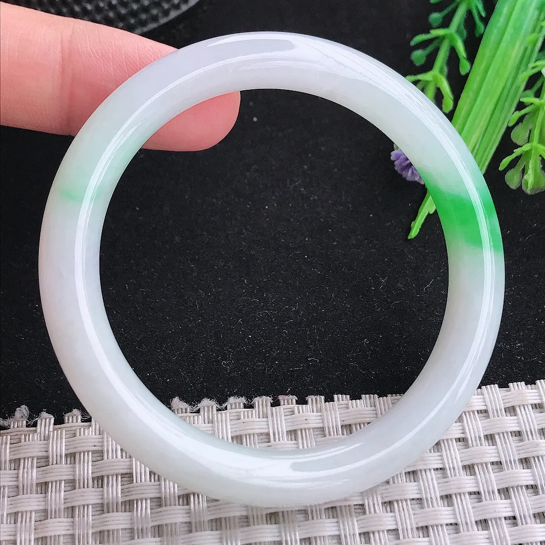 自然光52/8.5/8.1老坑精美冰润飘阳绿圆条手镯白底青玉镯平安镯