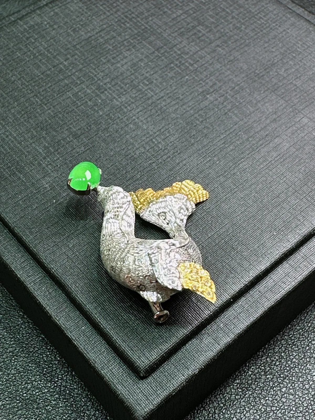 天然缅甸Ａ货翡翠18k金镶嵌
海狮戏珠胸针z04