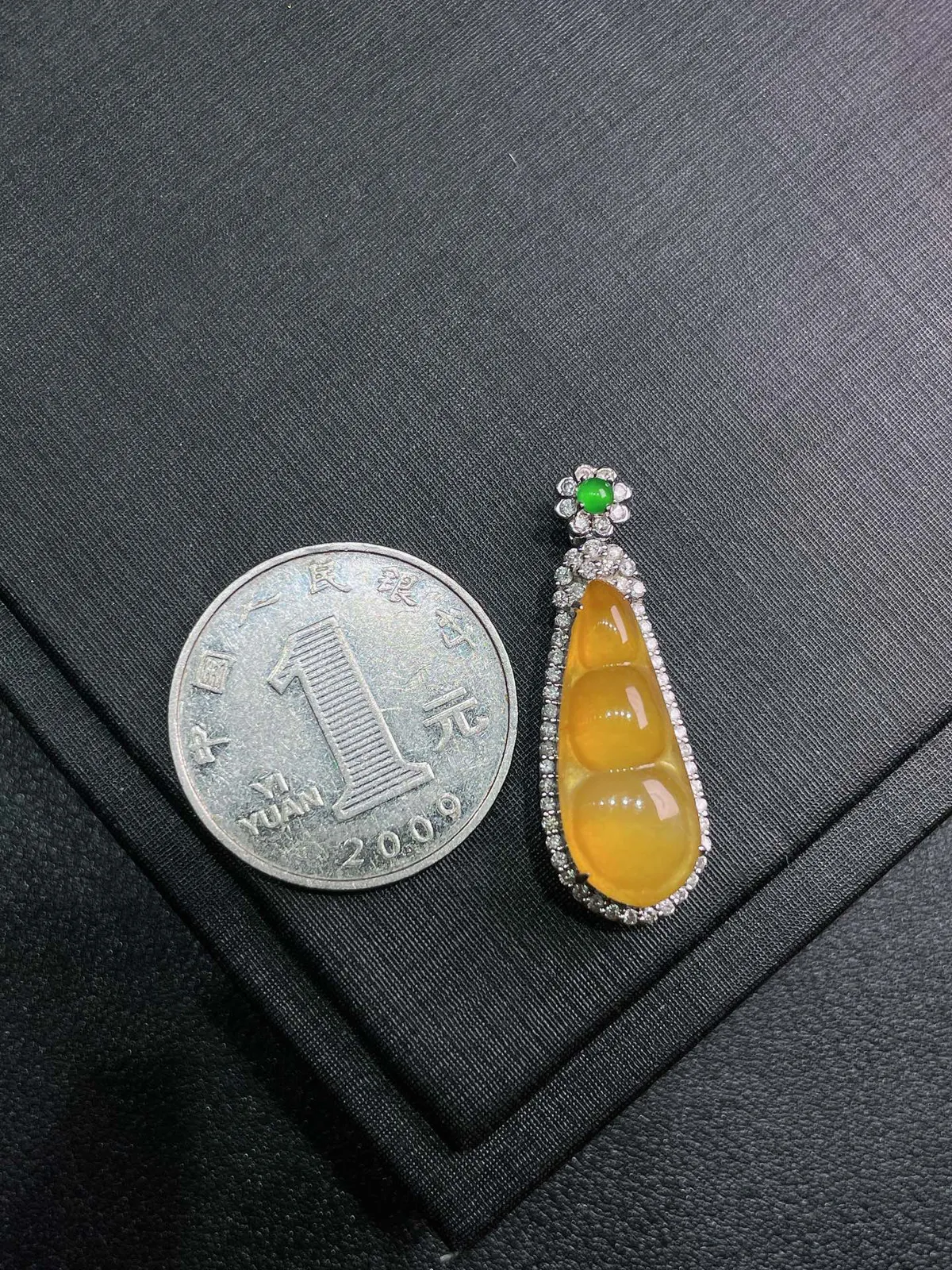 天然缅甸a货翡翠18k金镶嵌
黄翡福豆吊坠s58