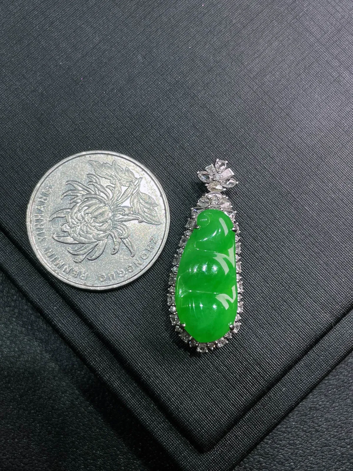 天然缅甸a货翡翠18k金镶嵌
满绿福豆吊坠x08
