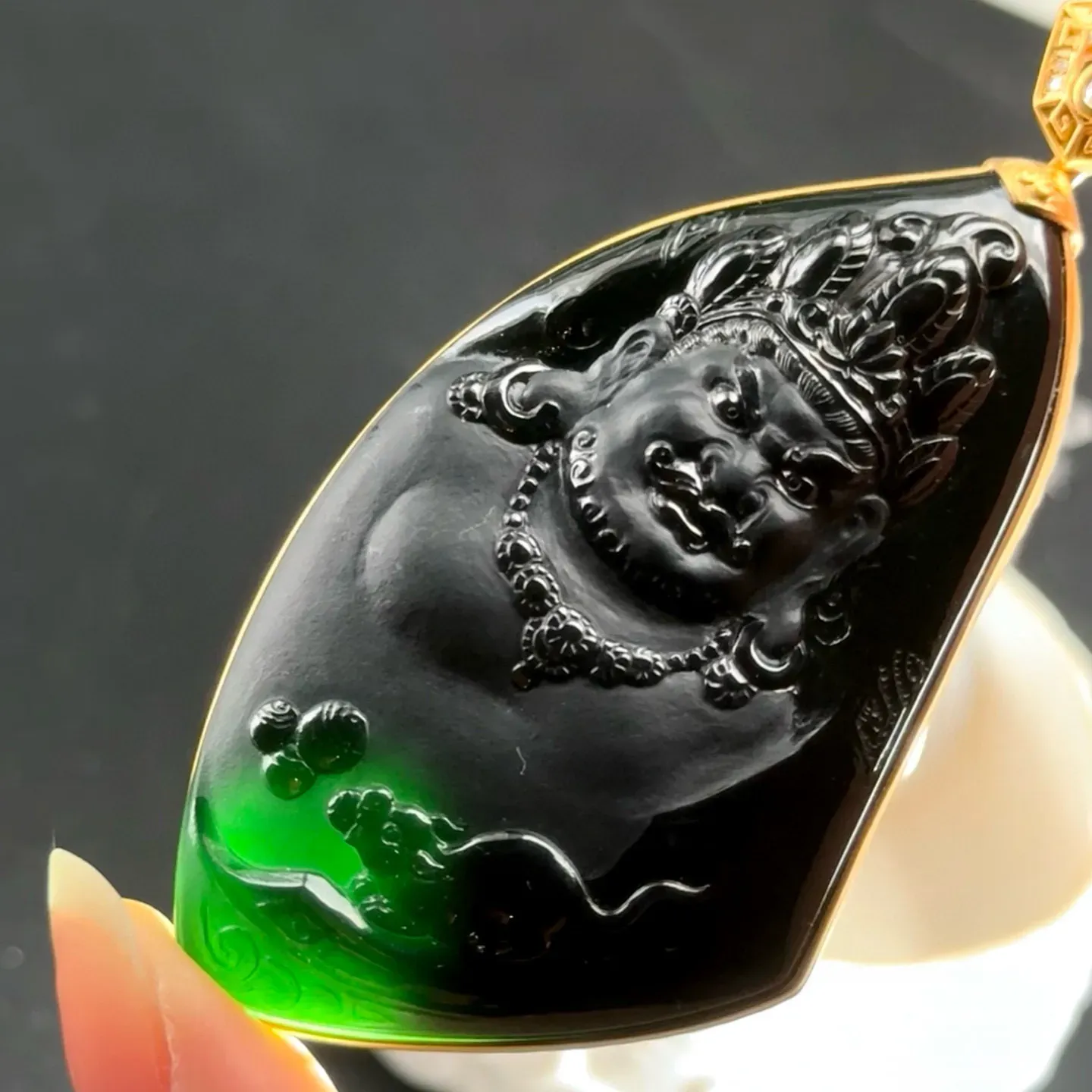 精品18k墨翠黄财神 种好色正 黑度极好 打灯通透 油性十足 尺寸71.3