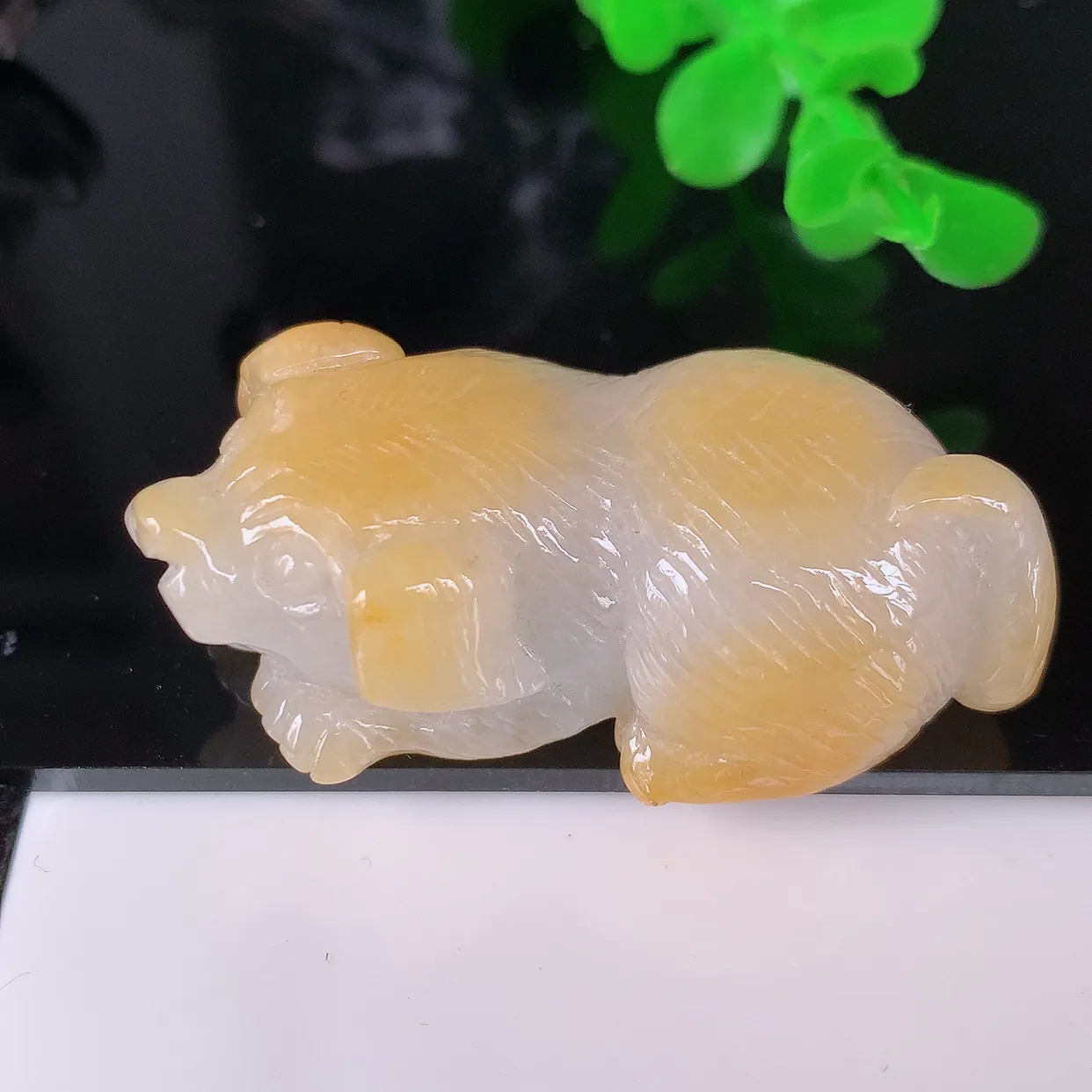 自然光实拍，冰润黄翡生肖招财狗翡翠吊坠，种老水足，雕工精湛 ，寓意美好，佩戴时尚出众！#41.10