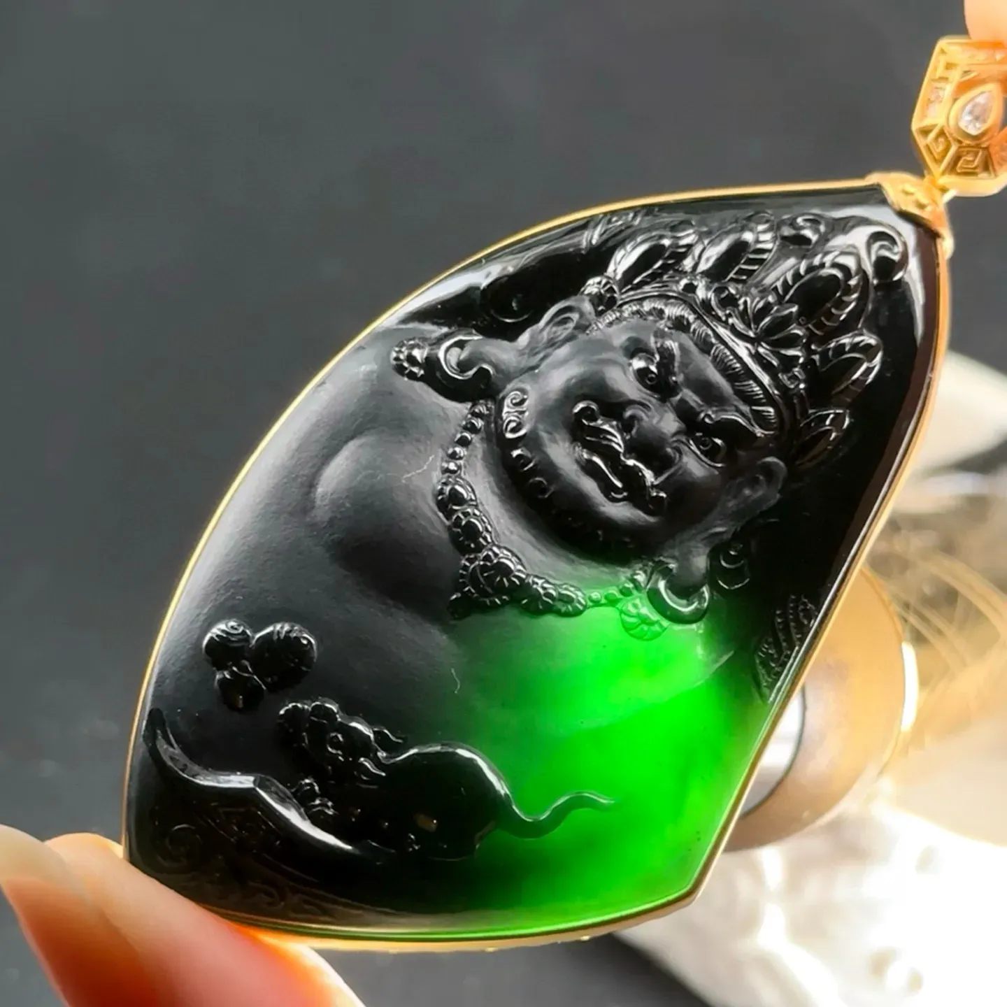 精品18k墨翠黄财神 种好色正 黑度极好 打灯通透 油性十足 尺寸71.3
