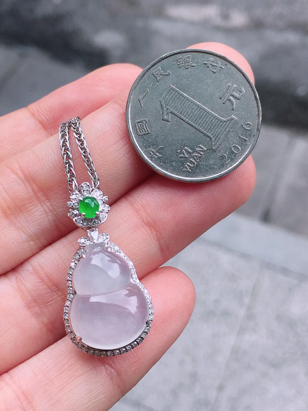 冰种葫芦吊坠，玉质细腻，荧光感超
强，饱满圆润，气质满满。18k
金豪华镶嵌