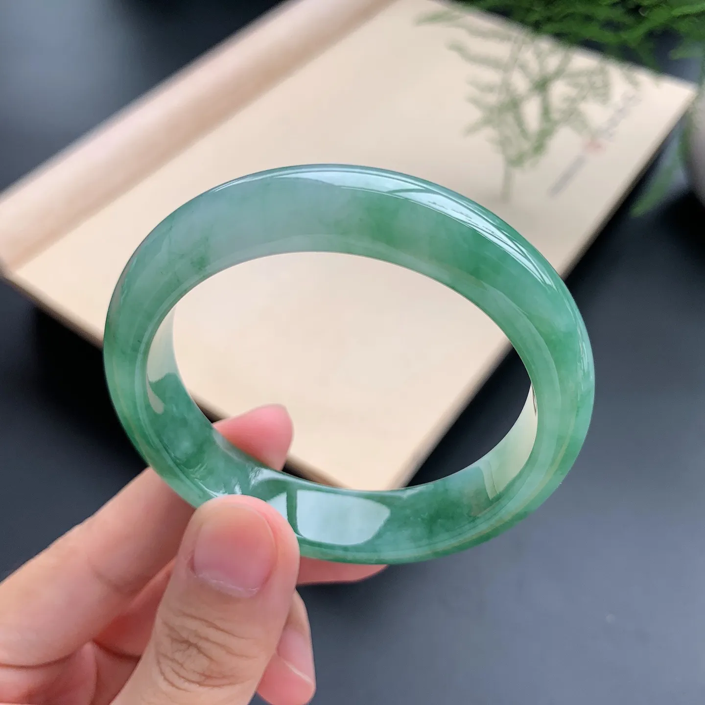芙蓉绿正圈手镯 尺寸：50.8-12.5-7.8，无纹裂，细腻光滑，色泽靓丽，