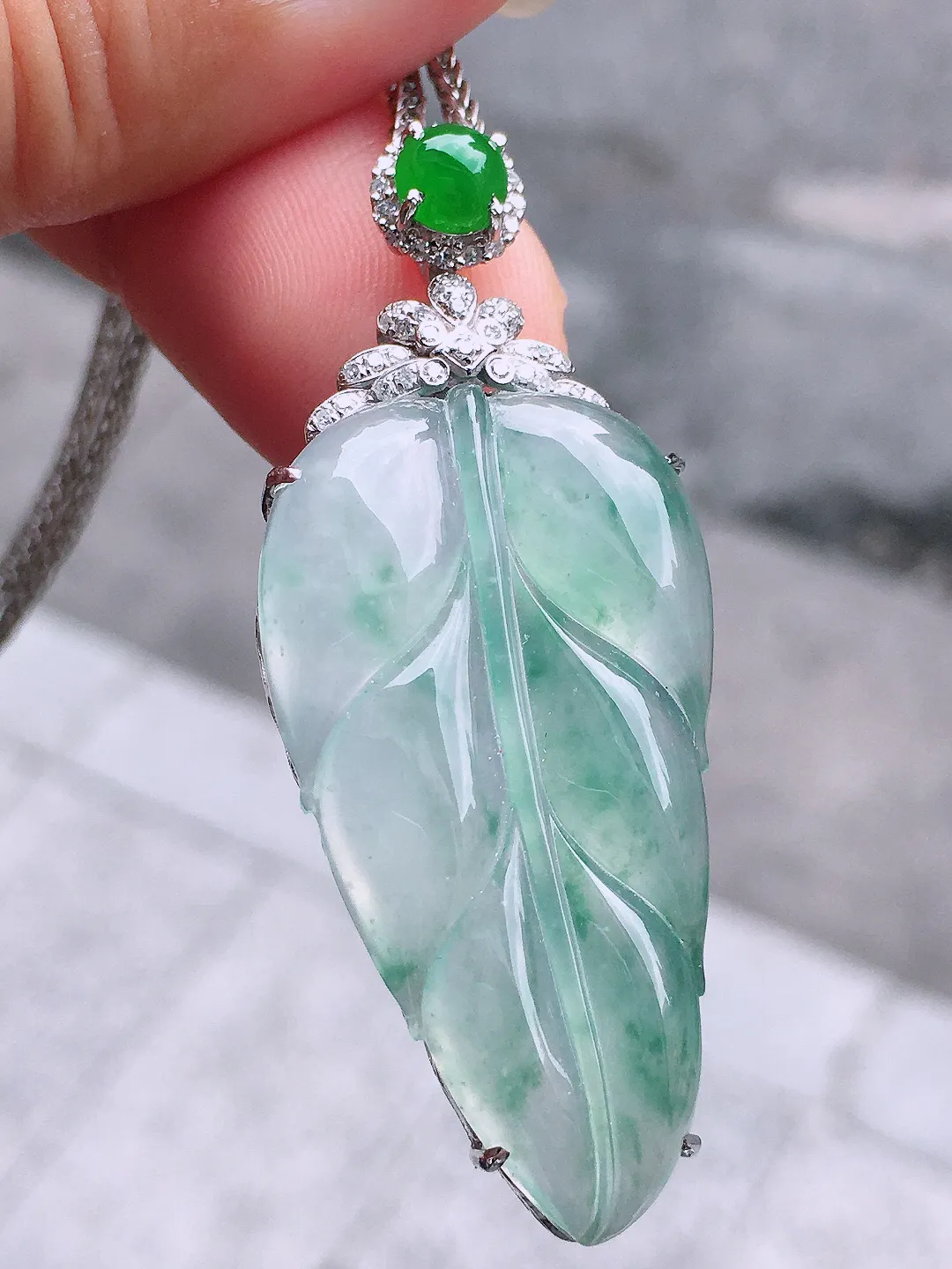 冰飘花玉叶吊坠，色泽艳丽，玉质细腻，荧光感超
强，饱满圆润，气质满满。18k
金豪华镶嵌