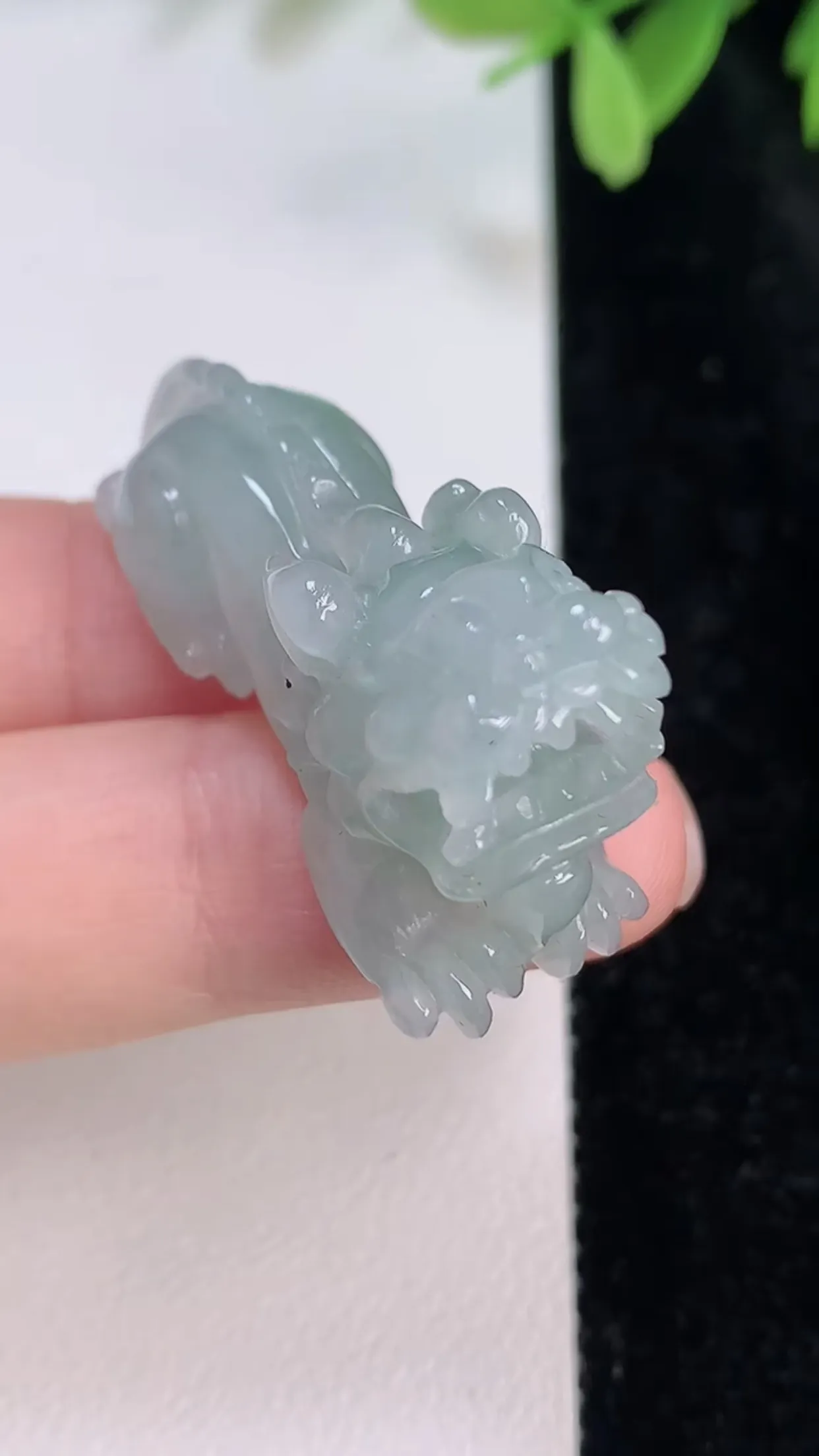 缅甸天然翡翠a货 老坑料起胶冰润 浅绿招财霸气貔貅吊坠，尺寸36.2-13.6-23mm  y 13
