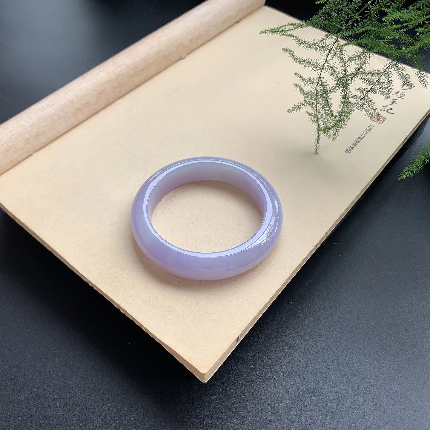 紫罗兰正圈手镯 尺寸：56.5-14-9.5，无纹裂，色泽仙美，细腻光滑
