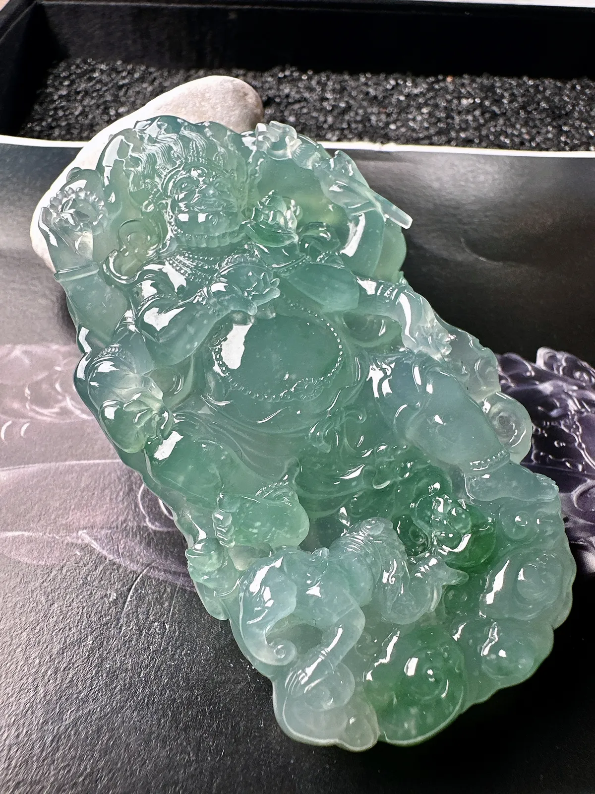 【高冰种天空蓝黄财神】飘绿色泽，名师工艺，珍藏品质。很厚装很大件，颜色浓郁纯正。