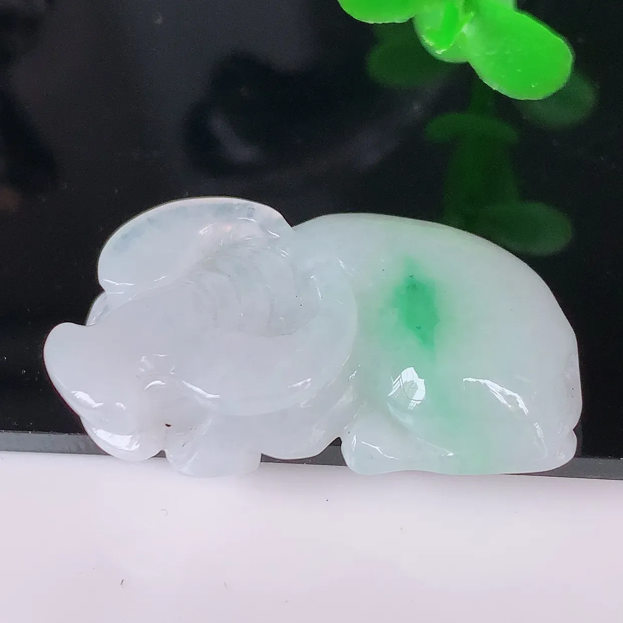 自然光实拍，冰润飘绿生肖牛气冲天翡翠吊坠，种老水足，雕工精湛 ，寓意美好，佩戴时尚出众！#41.10