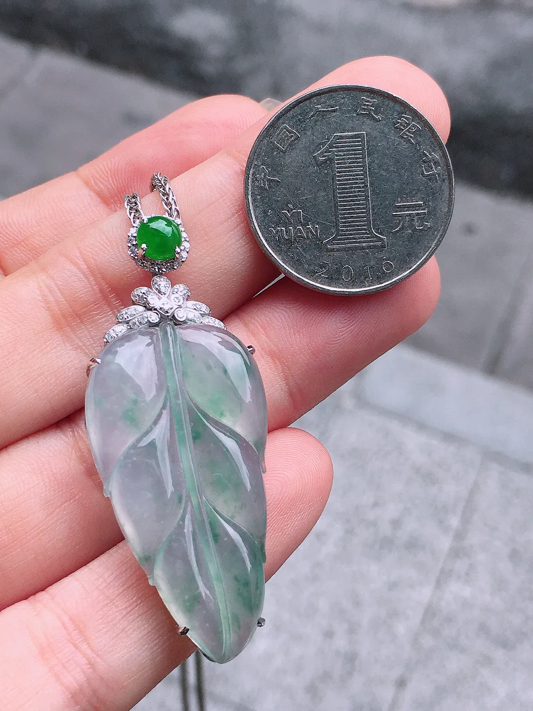 冰飘花玉叶吊坠，色泽艳丽，玉质细腻，荧光感超
强，饱满圆润，气质满满。18k
金豪华镶嵌