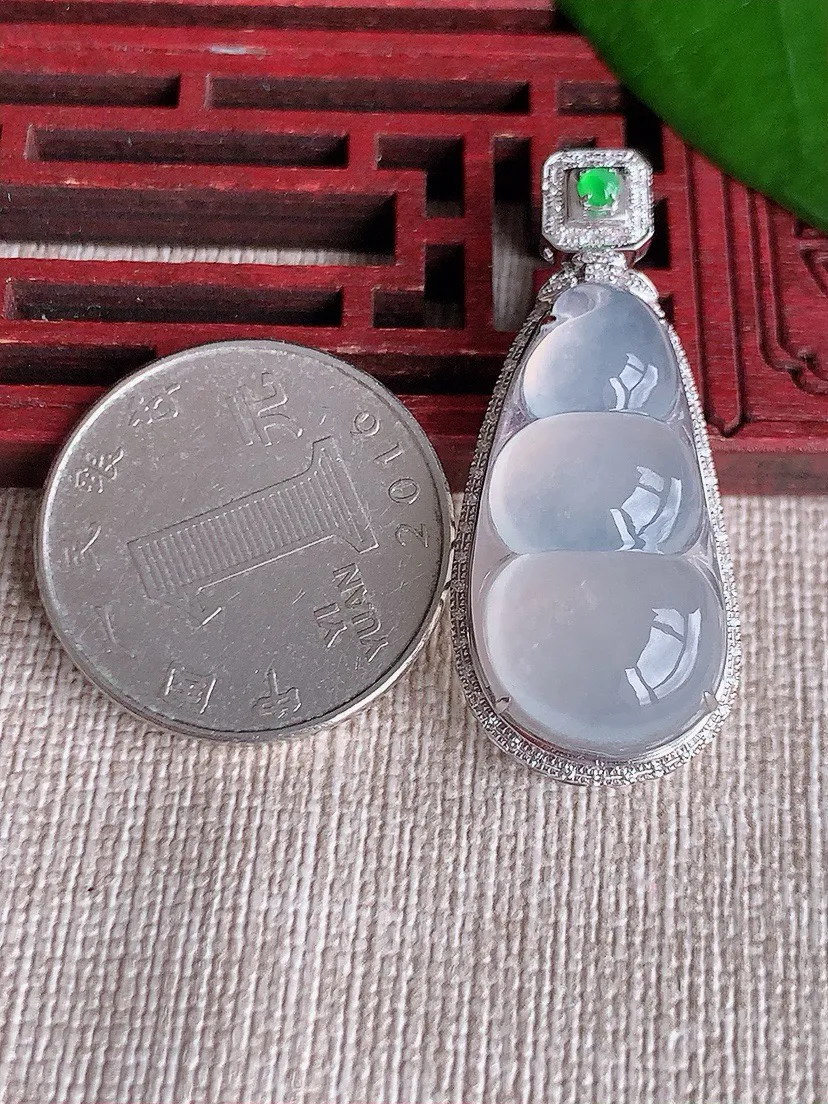 a货翡翠老坑冰种18K金伴钻镶嵌白月光四季豆福豆平安豆吊坠 尺寸39×16.5×10裸石27.5×14mm 重量5.07g 0711