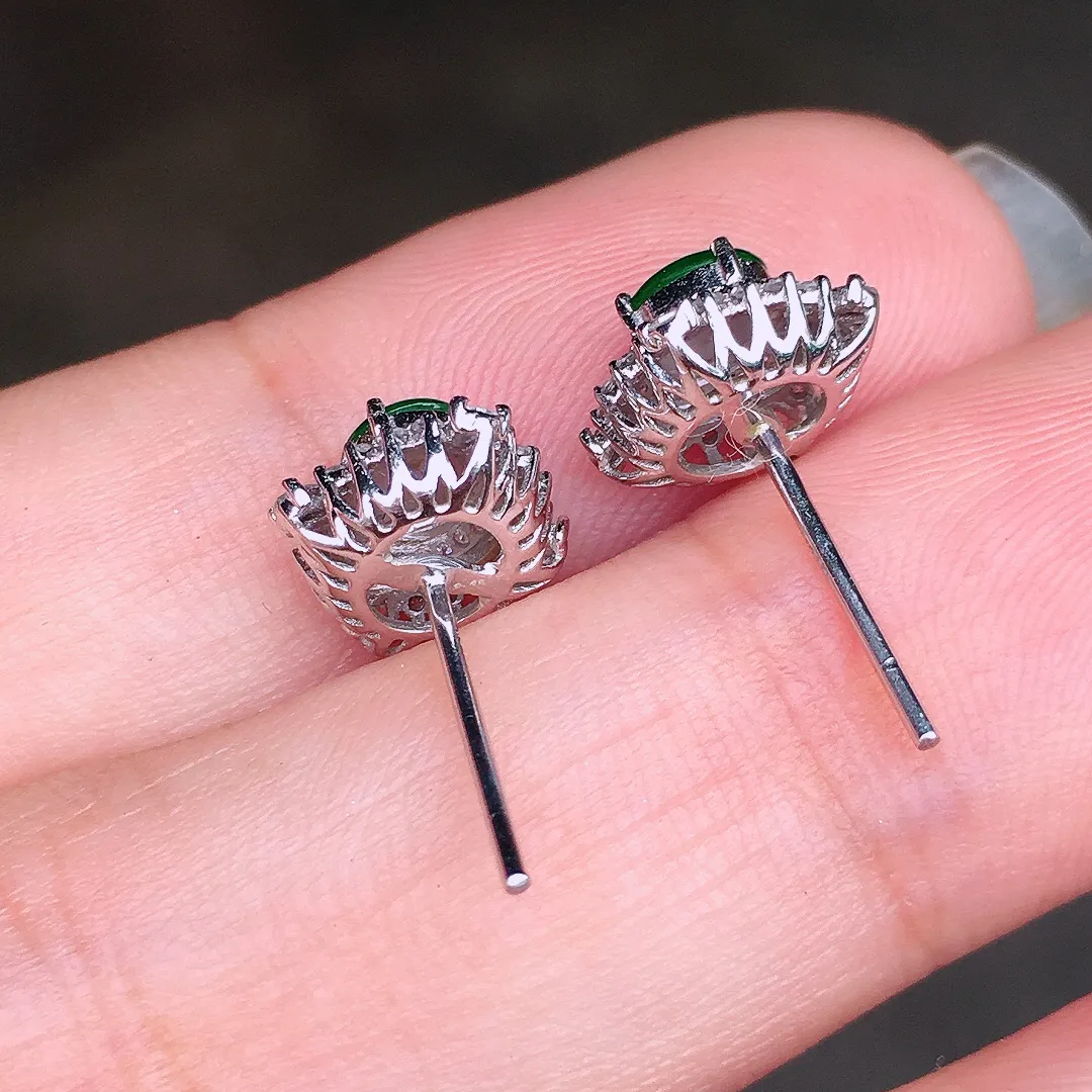 阳绿蛋面耳钉，色泽均匀艳丽，玉质细腻，荧光感超
强，饱满圆润，气质满满。18k
金豪华镶嵌