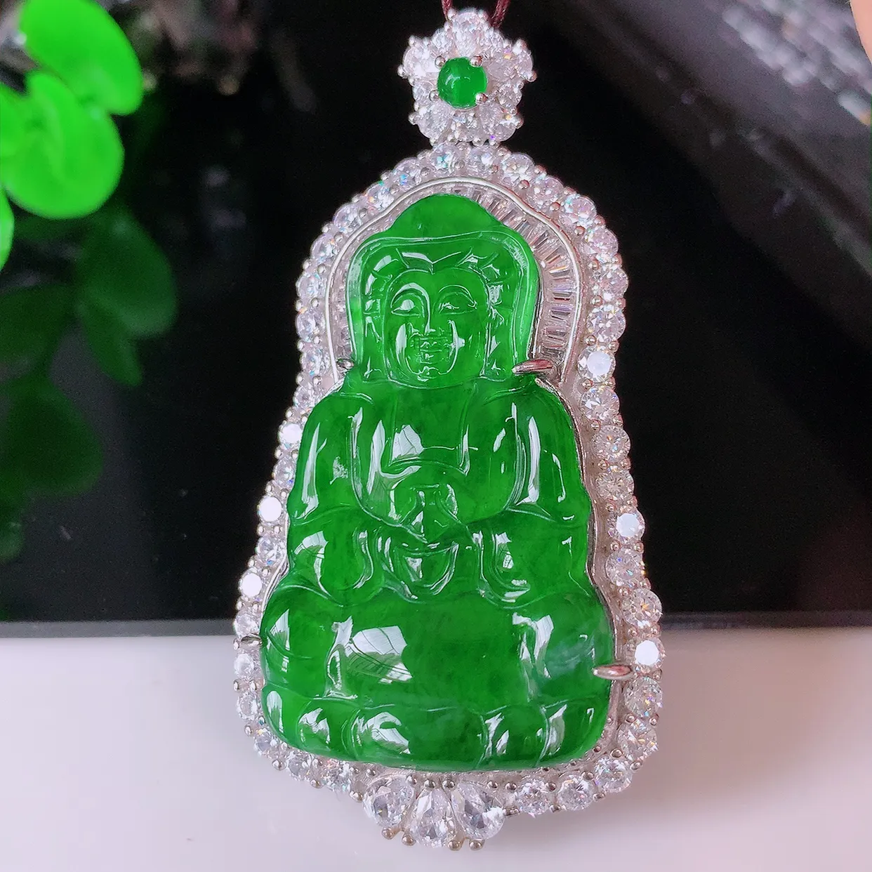 冰透满绿翡翠观音菩萨925银镶嵌挂件，自然光实拍，翠色灵动，颜色漂亮，种老水足，品相佳，佩戴佳品！#98.10整体54.5*29*9裸石36.5*22.5