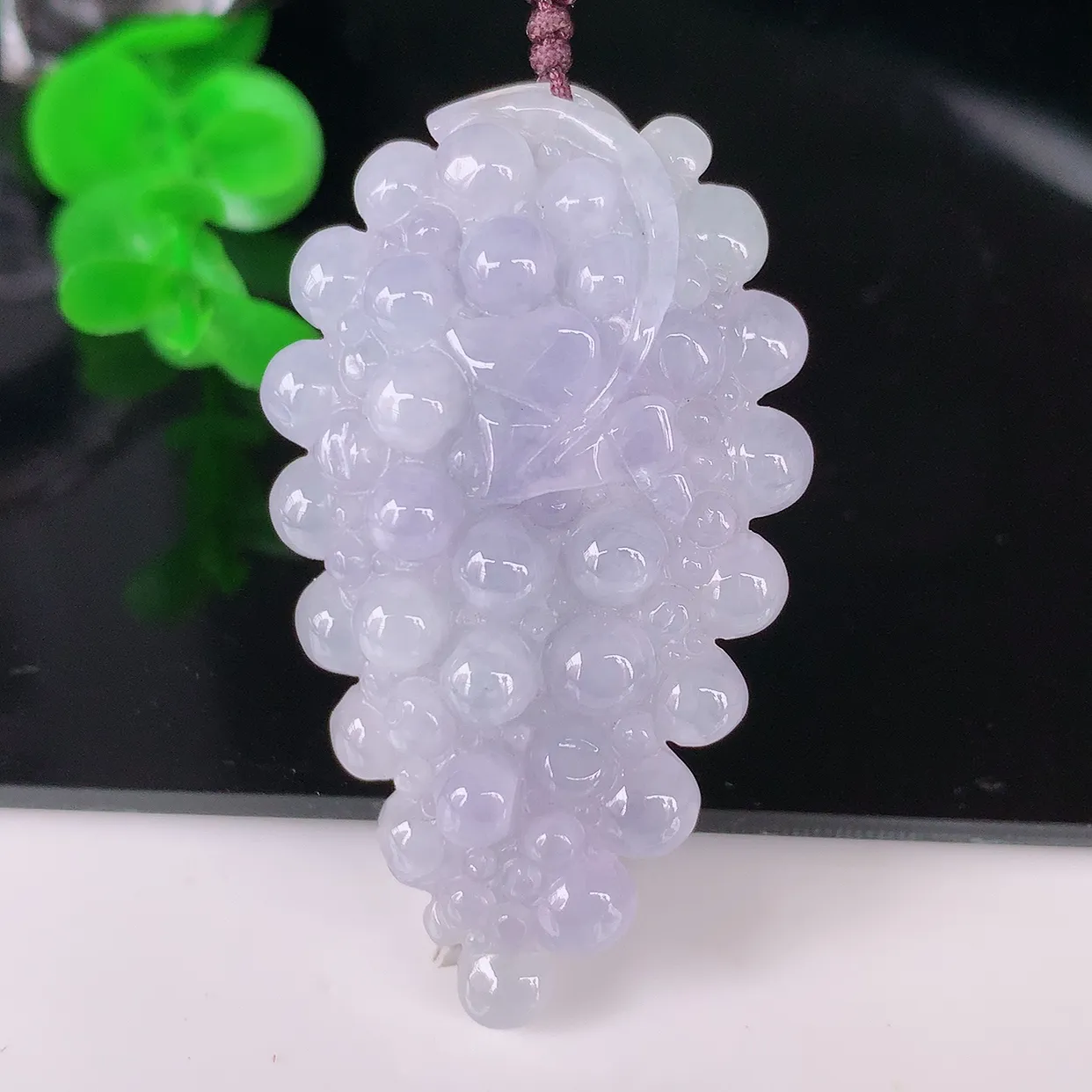 自然光实拍，冰润紫罗兰翡翠多子多福葡萄吊坠，种老水足，雕工精湛 ，寓意美好，佩戴时尚出众！#41.1