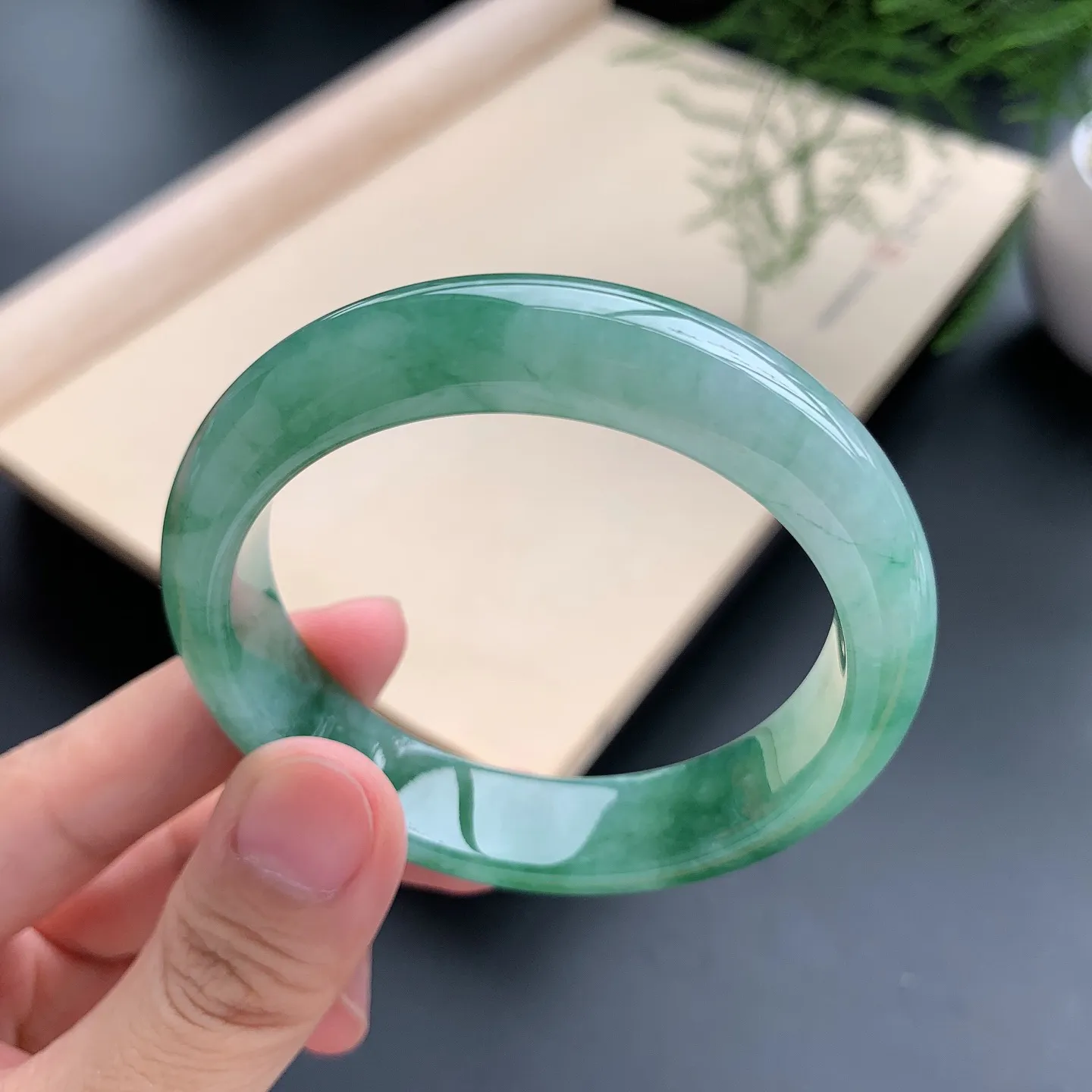 芙蓉绿正圈手镯 尺寸：50.8-12.5-7.8，无纹裂，细腻光滑，色泽靓丽，