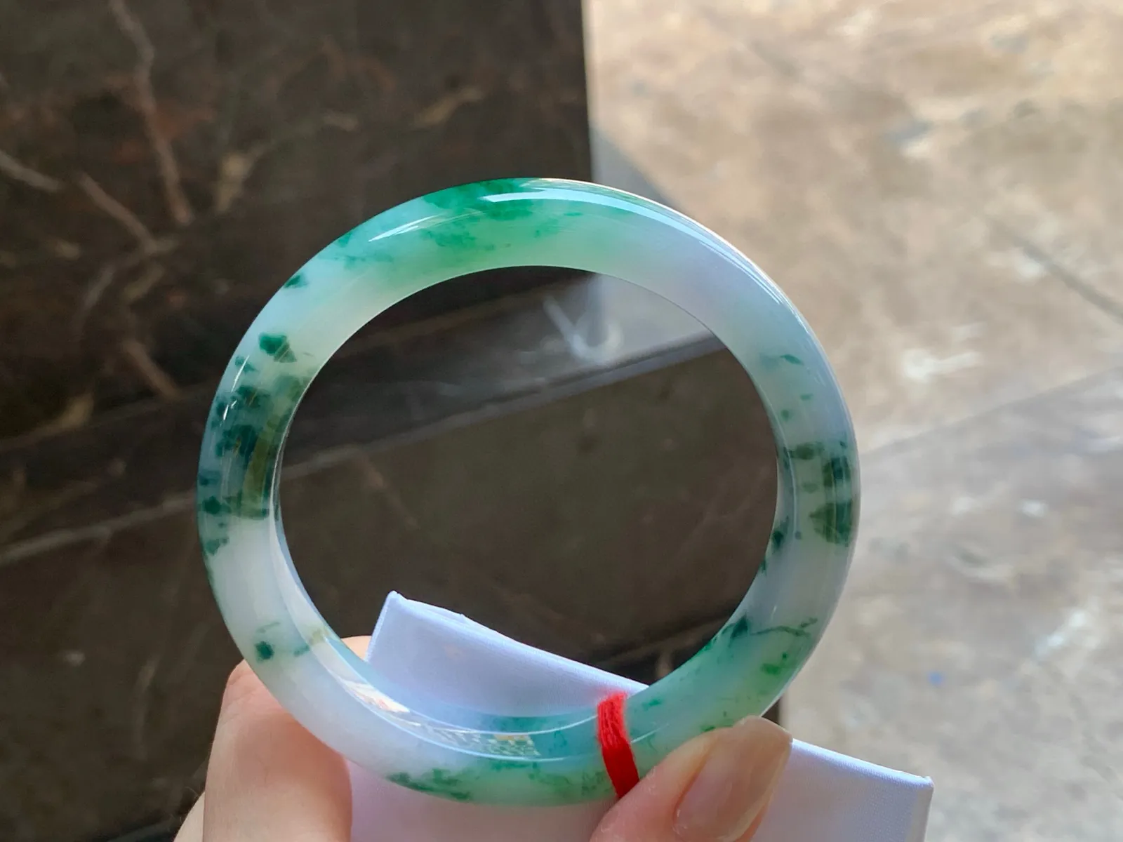 色花大圈手镯
玉质细腻 59.6/12/9.2mm