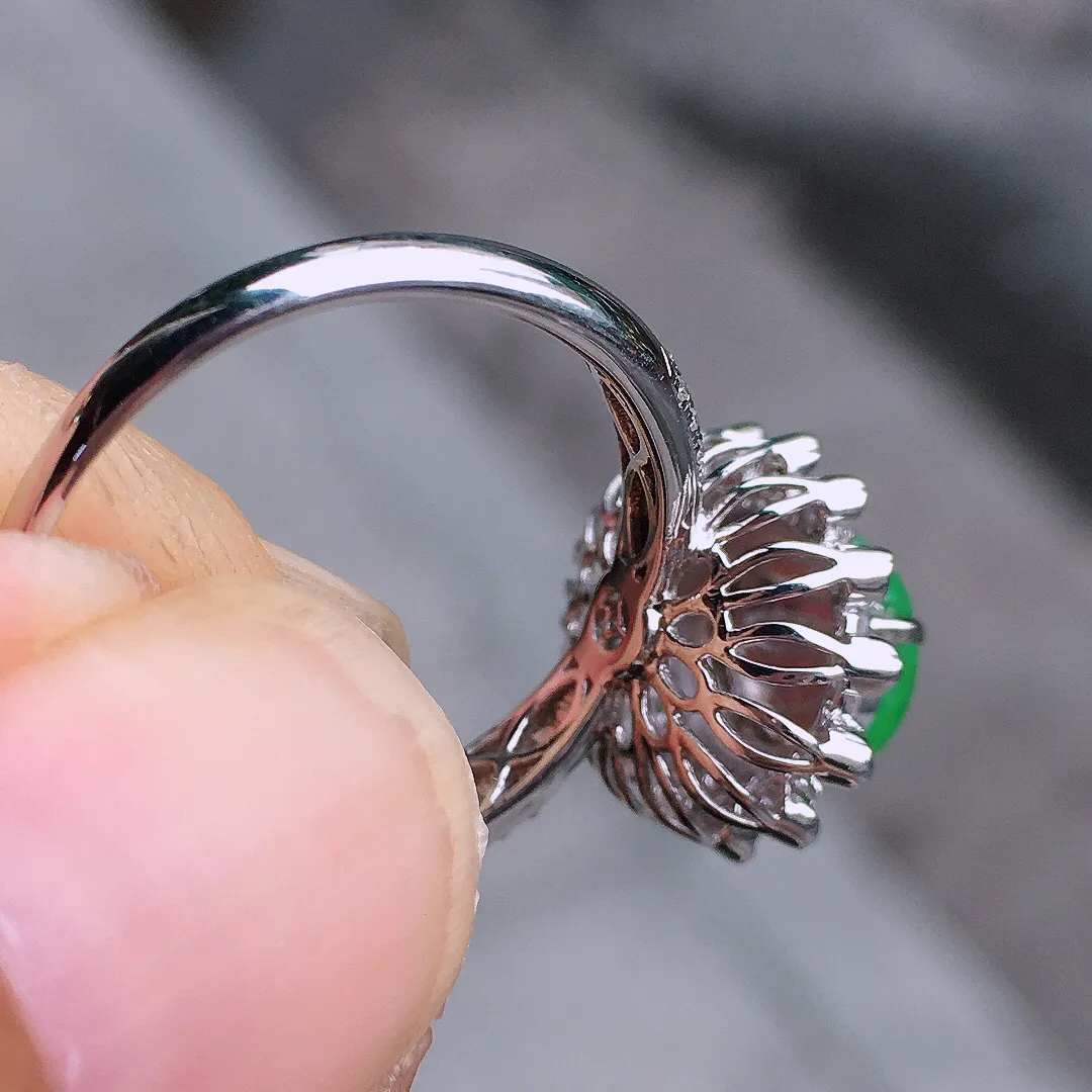 阳绿蛋面戒指，色泽均匀艳丽，玉质细腻，荧光感超
强，饱满圆润，气质满满。18k
金豪华镶嵌