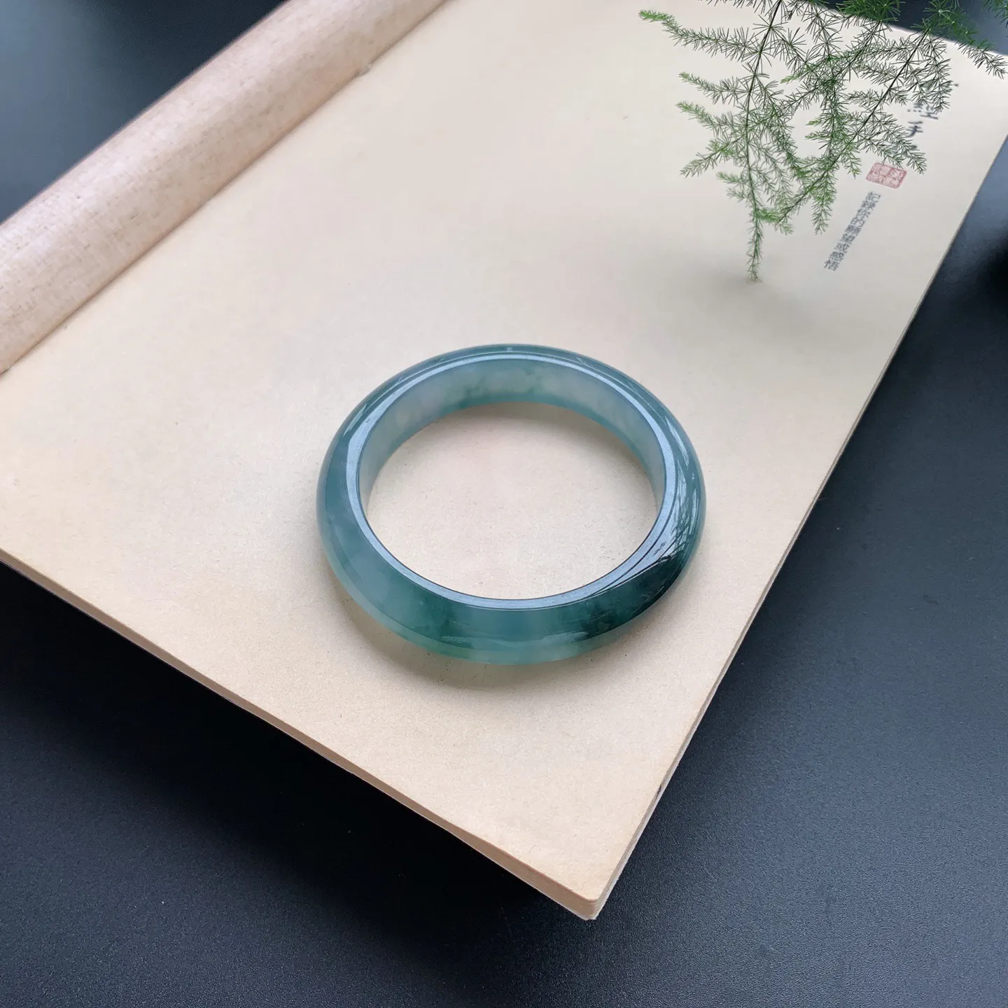 蓝底飘花正圈手镯 尺寸：55.6-12-8.5，无纹裂，水润起胶，花色浓郁