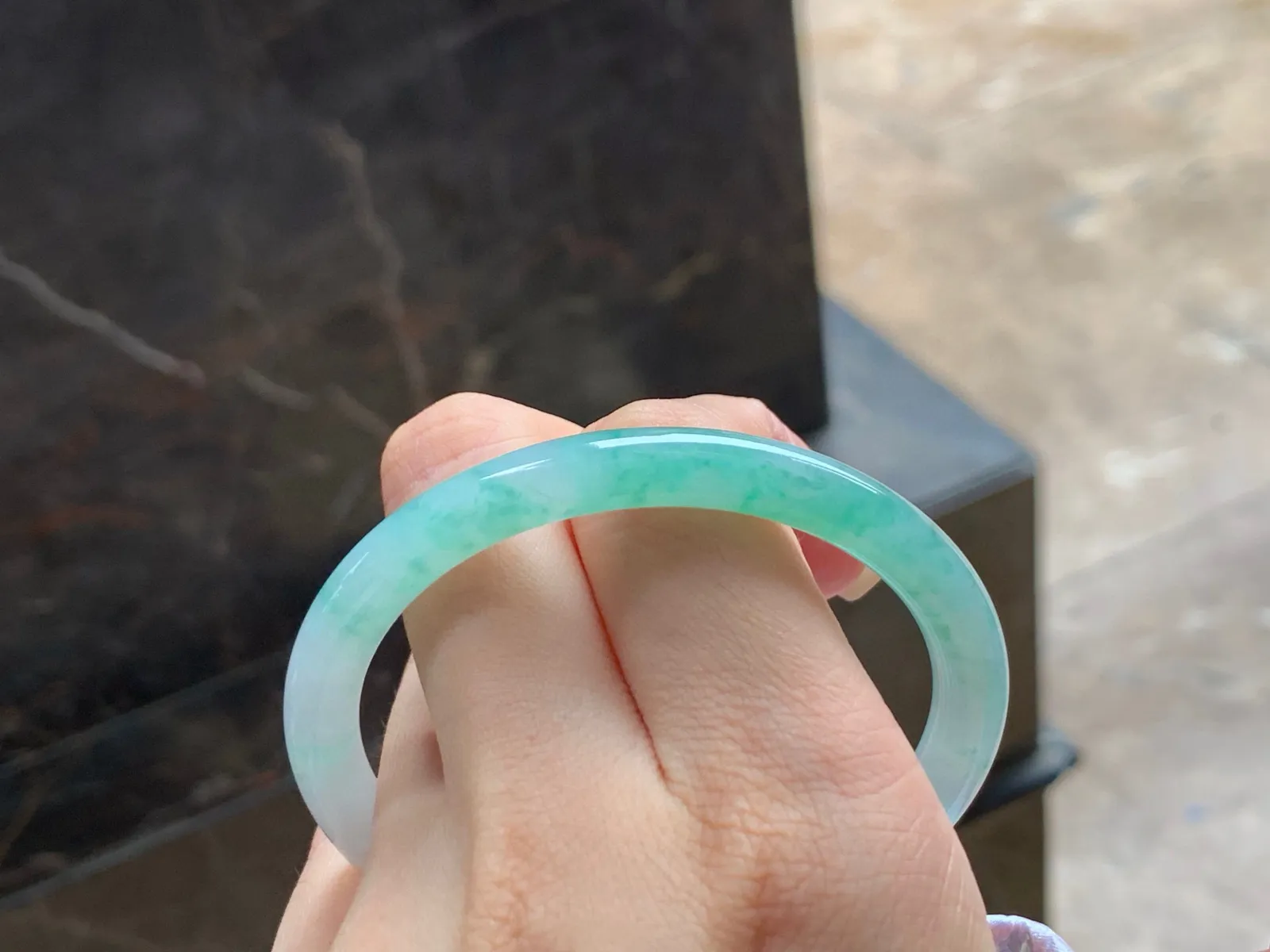 飘花细圆条手镯
水润清爽 55.4/7mm