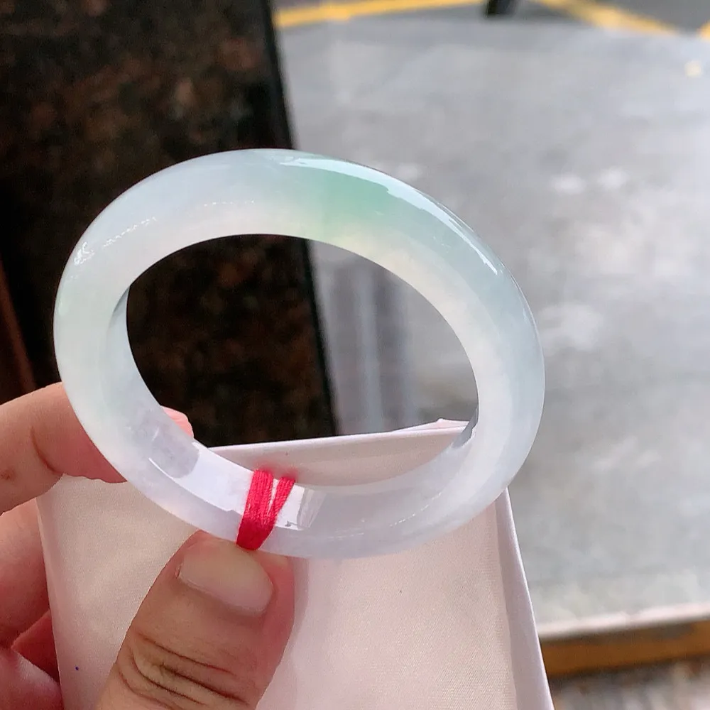 正圈冰玻阳绿 无瑕 尺寸:52.8/11.5/8.7 种水好 起荧光