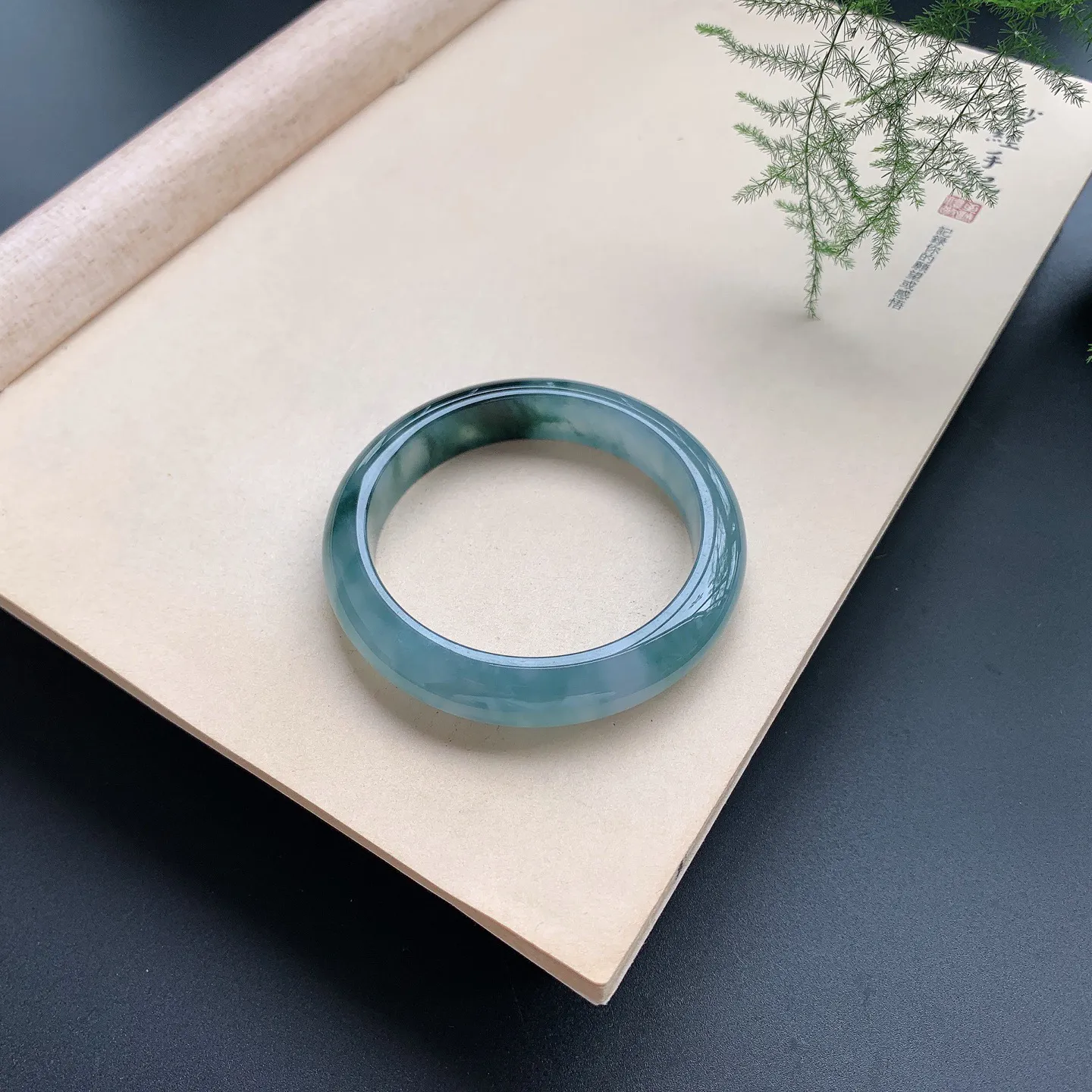 蓝底飘花正圈手镯 尺寸：55.6-12-8.5，无纹裂，水润起胶，花色浓郁