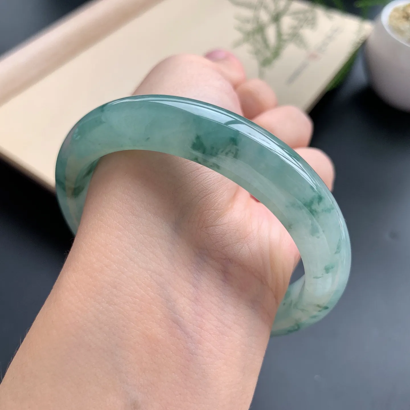 冰飘花正圈手镯 尺寸：58-12.2-8.6，无纹裂，水润起胶，花色浓郁，