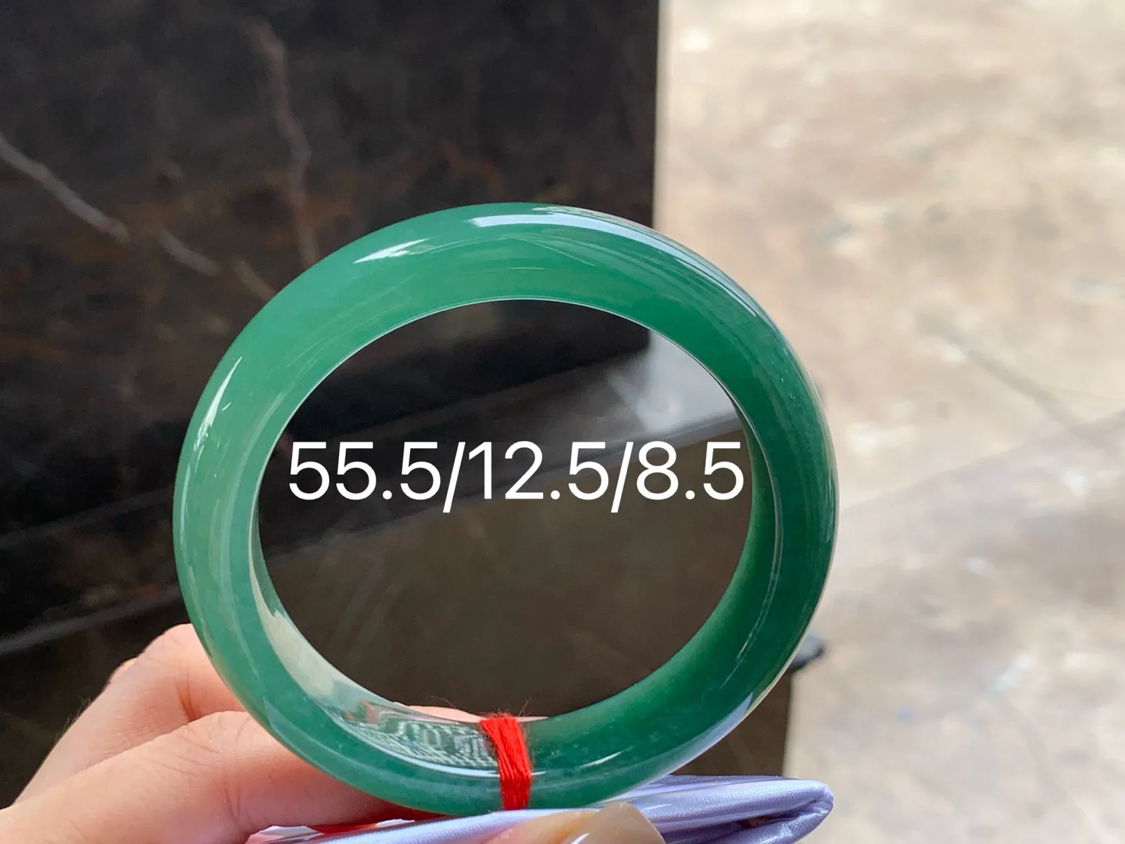 油绿手镯
颜色漂亮 55.5/12.5/8.5mm
