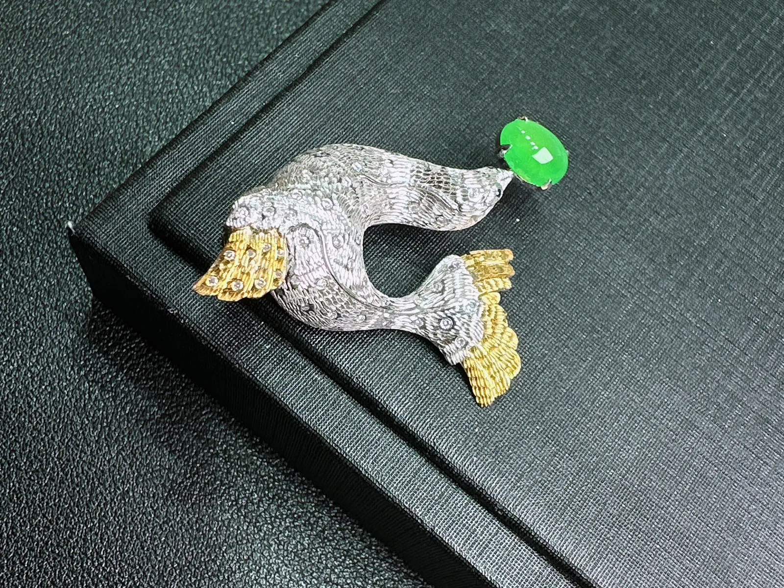 天然缅甸Ａ货翡翠18k金镶嵌
海狮戏珠胸针z04