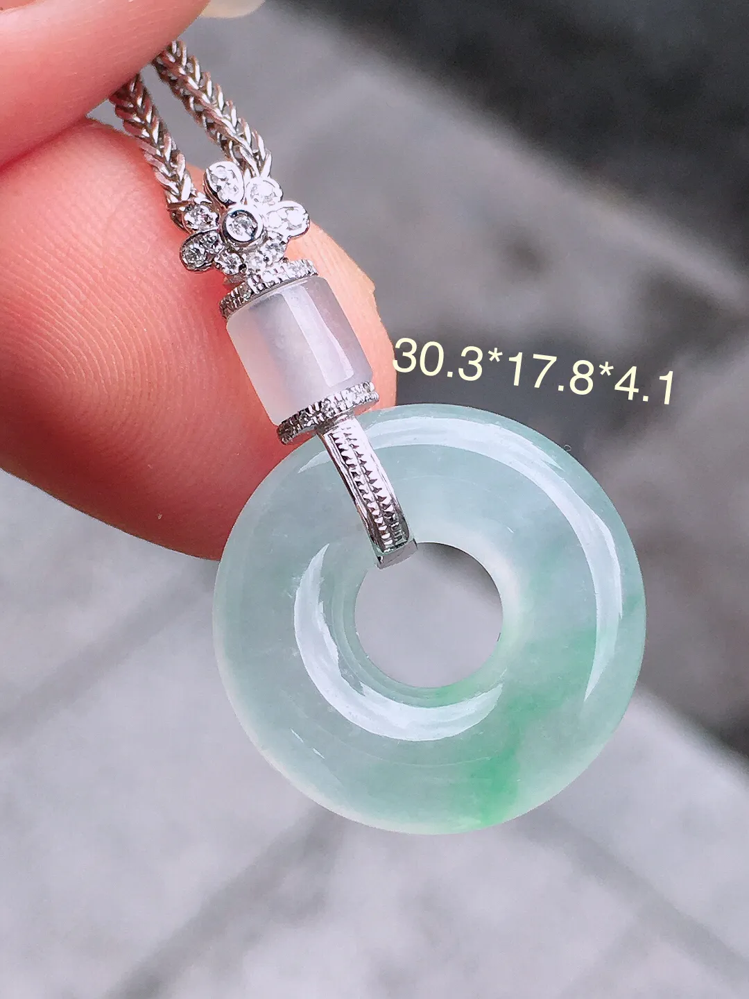 冰种平安扣吊坠，玉质细腻，荧光感超
强，饱满圆润，气质满满。18k
金豪华镶嵌