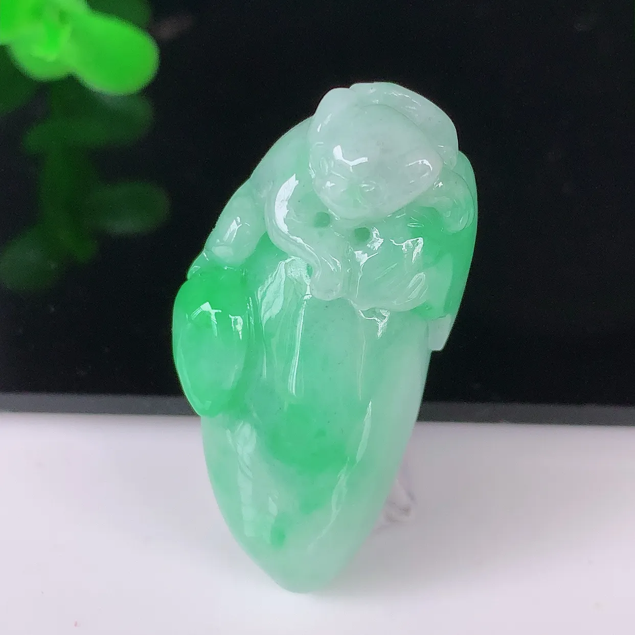 自然光实拍，冰润飘绿灵猴献瑞、福瓜翡翠吊坠，种老水足，雕工精湛 ，寓意美好，佩戴时尚出众！#05.1