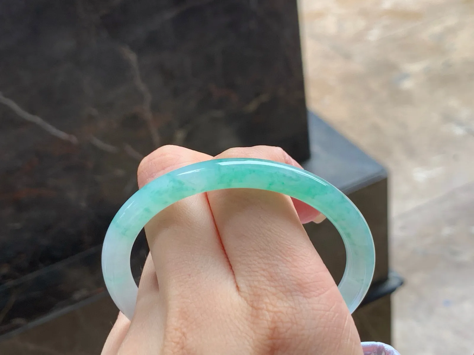 飘花细圆条手镯
水润清爽 55.4/7mm